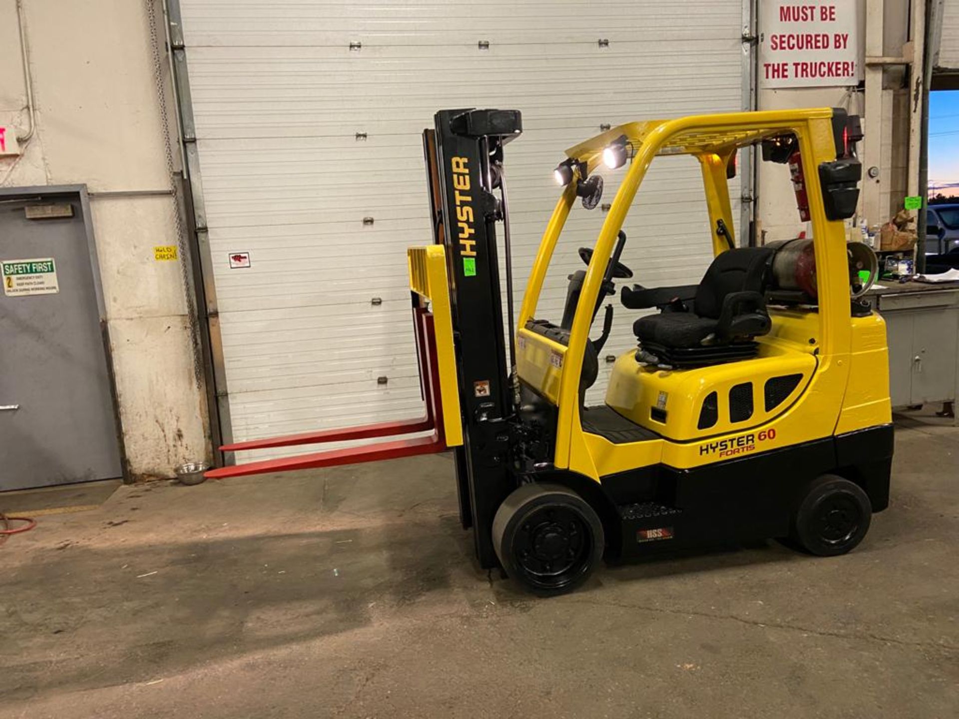 FREE CUSTOMS - 2016 Hyster 6000lbs Capacity Forklift LPG (propane) with 3-STAGE MAST (propane tank