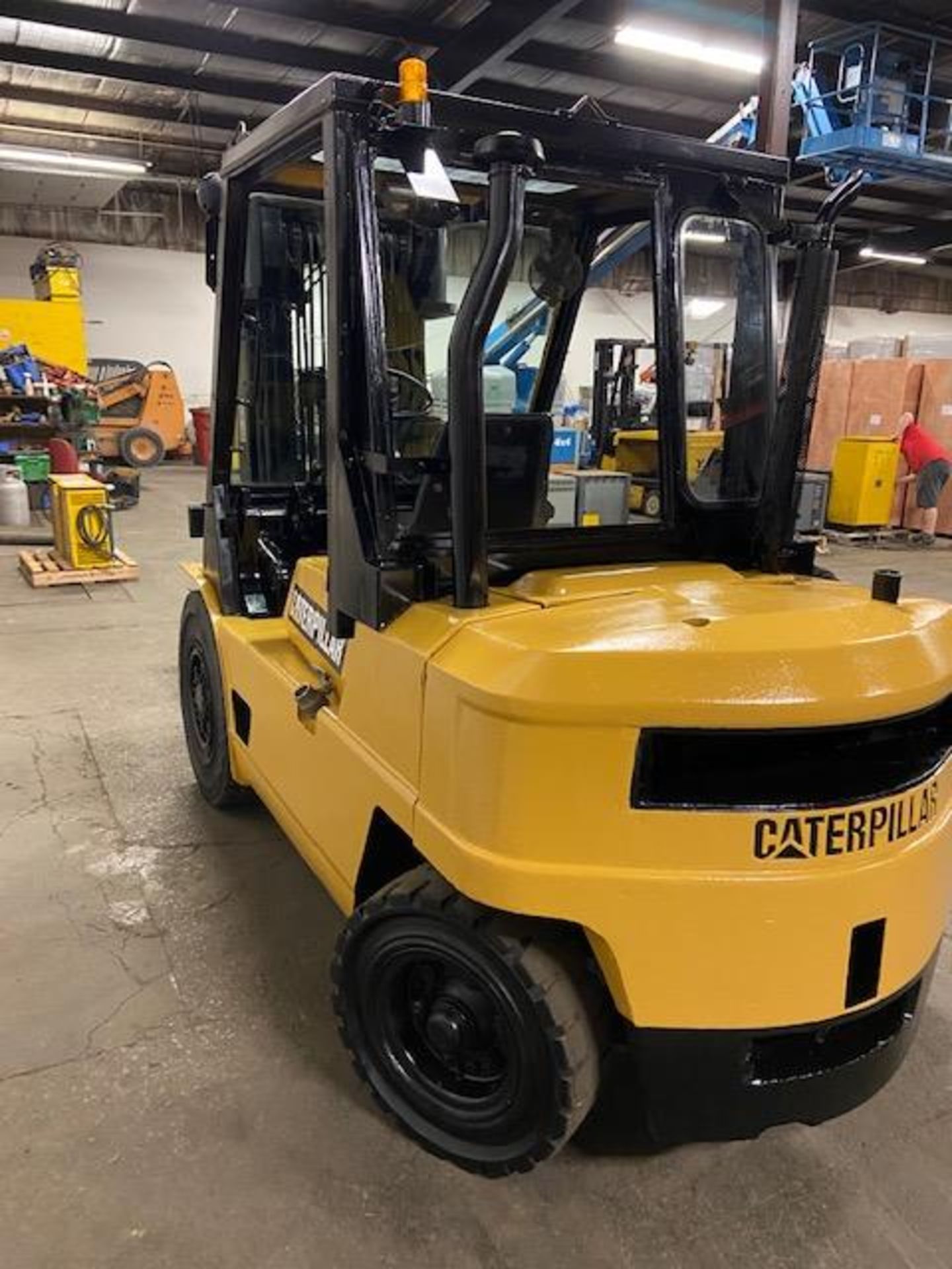 FREE CUSTOMS - Caterpillar 8,000lbs Capacity Diesel OUTDOOR Forklift with 3 stage mast - Image 3 of 3