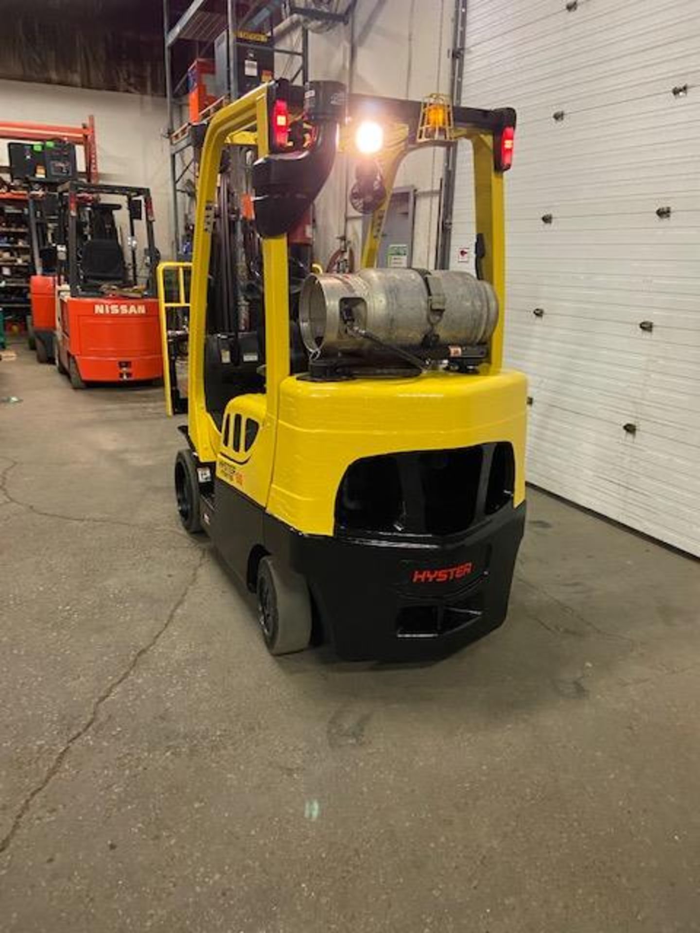 FREE CUSTOMS - 2016 Hyster 6000lbs Capacity Forklift LPG (propane) with 3-STAGE MAST with sideshift - Image 3 of 3