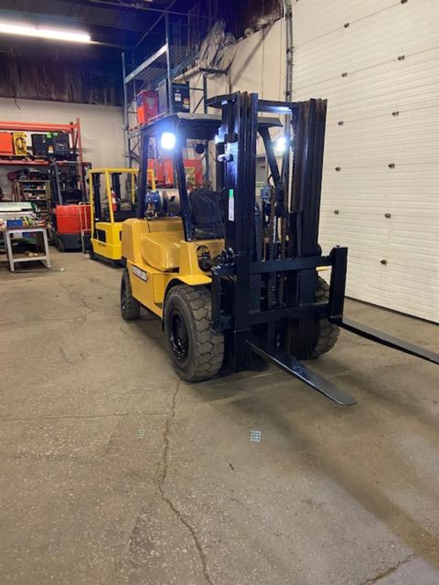 FREE CUSTOMS - Caterpillar 8,000lbs Capacity LPG (propane) OUTDOOR Forklift with 3 stage mast (no - Image 2 of 3