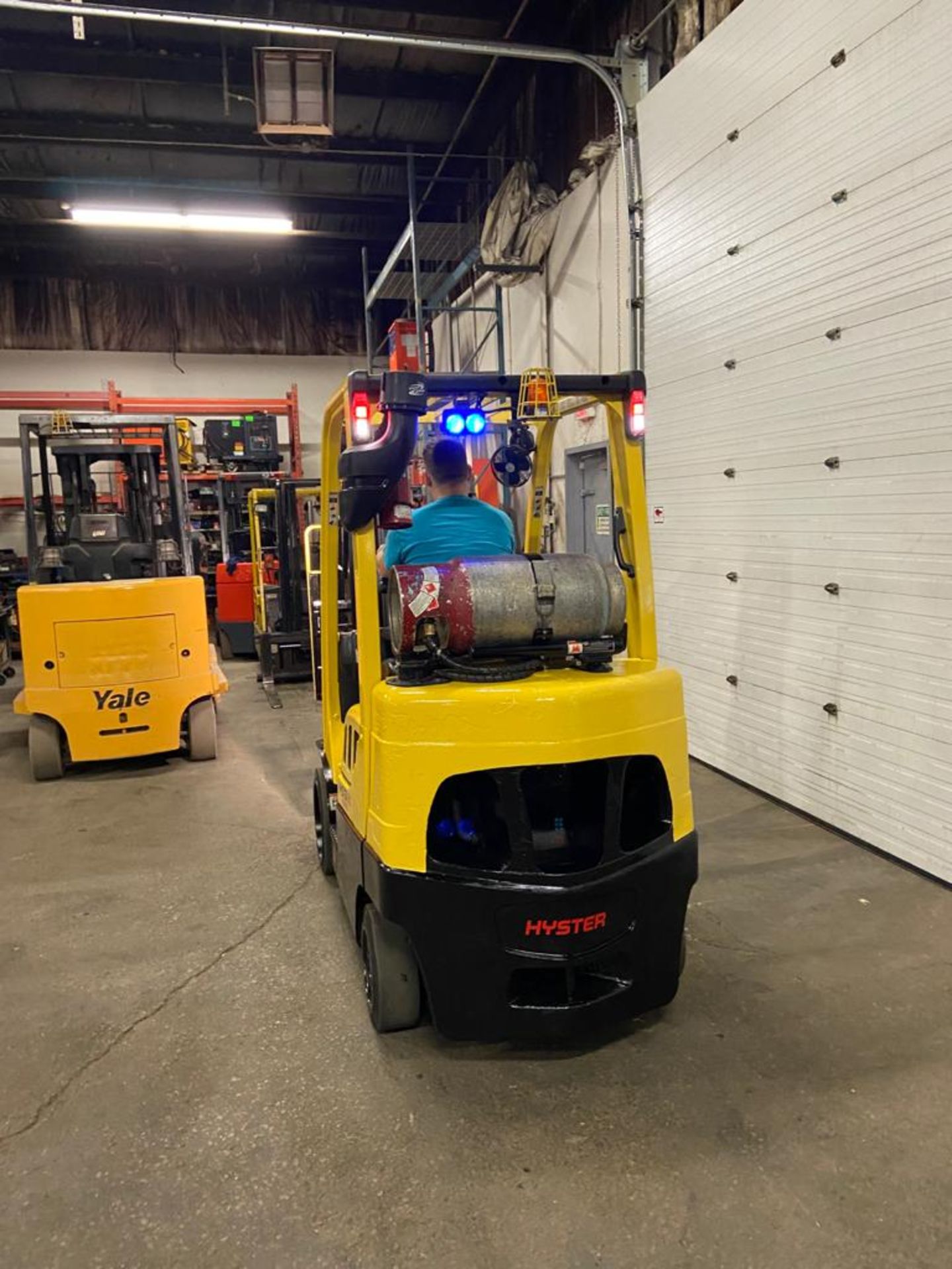 FREE CUSTOMS - 2016 Hyster 6000lbs Capacity Forklift LPG (propane) with 3-STAGE MAST (propane tank - Image 3 of 3