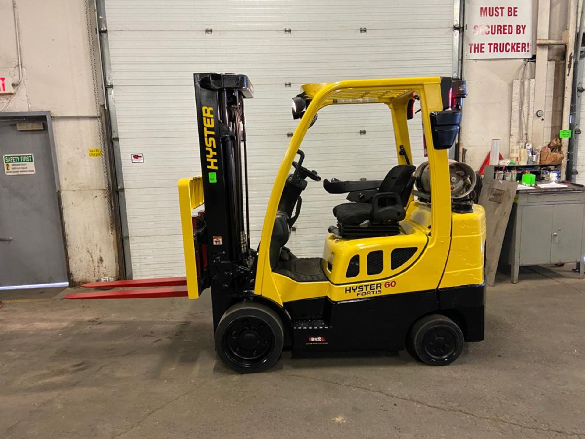 FREE CUSTOMS - 2016 Hyster 6000lbs Capacity Forklift LPG (propane) with 3-STAGE MAST (propane tank
