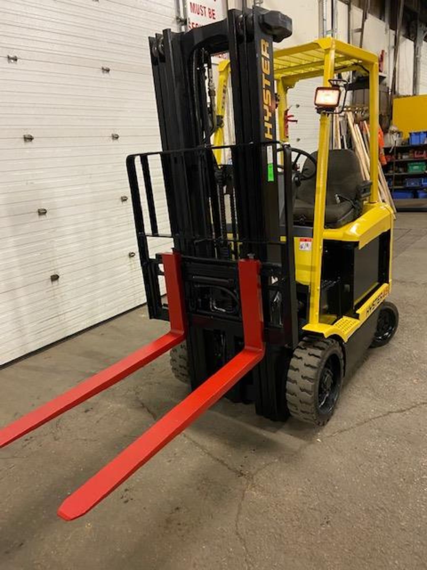 FREE CUSTOMS - Hyster 4500lbs Capacity Forklift Electric with 3-STAGE MAST with sideshift & LOW - Image 2 of 3