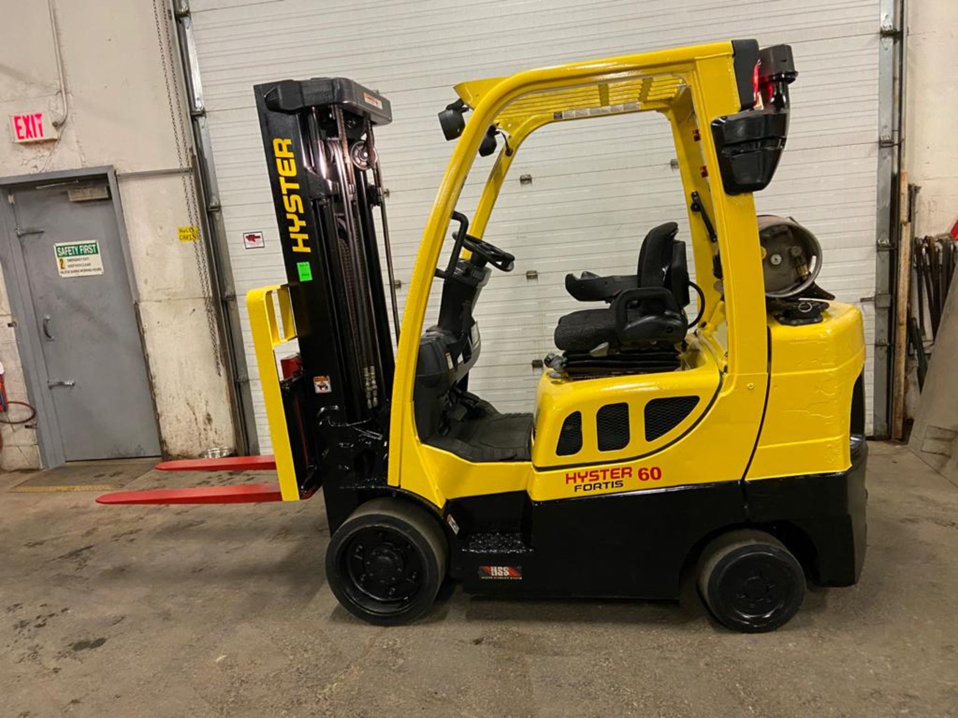 FREE CUSTOMS - 2016 Hyster 6000lbs Capacity Forklift LPG (propane) with 3-STAGE MAST with