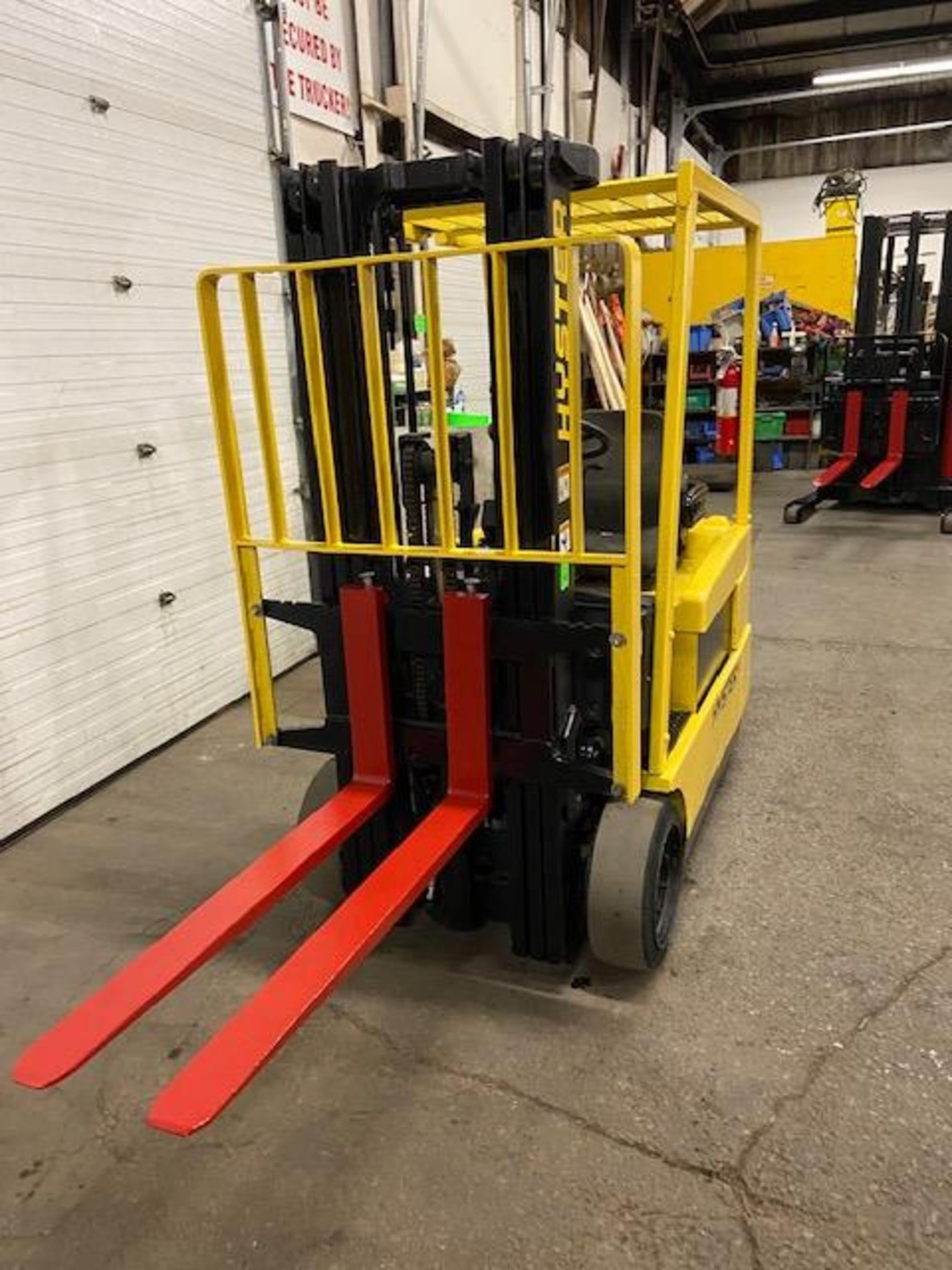 FREE CUSTOMS - Hyster 4000lbs Capacity 3-wheel Forklift Electric with 3-stage mast & LOW HOURS - Image 2 of 3