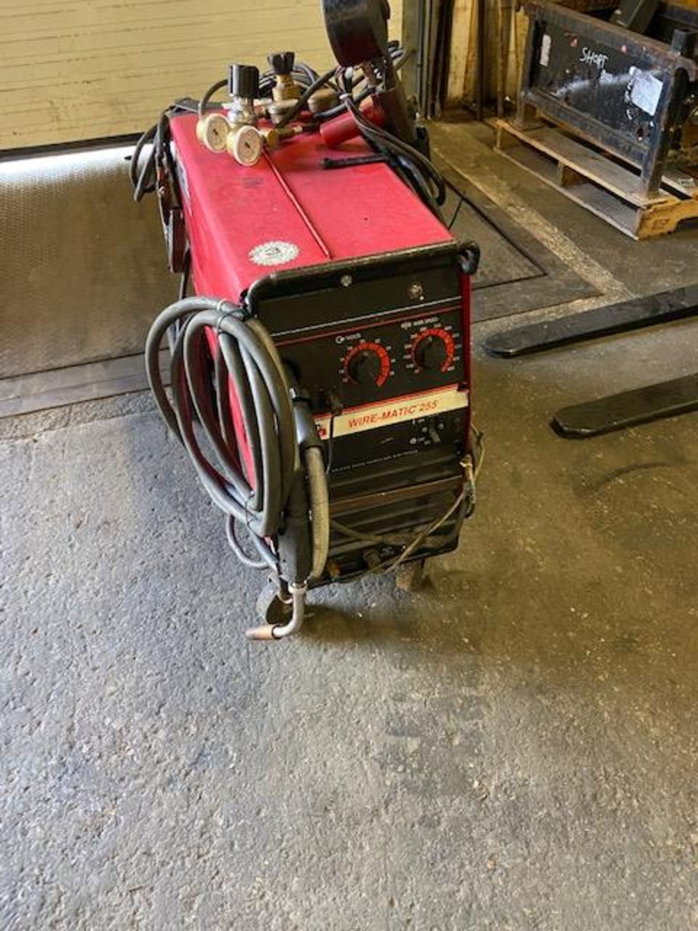 Lincoln Wire-Matic 255 Mig Welder Unit with Mig Gun and gauges complete with Aluminum Spool Gun - Image 2 of 3