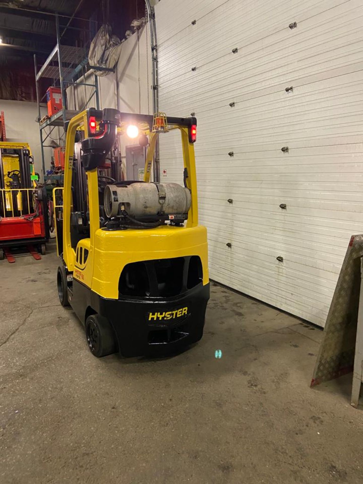FREE CUSTOMS - 2016 Hyster 6000lbs Capacity Forklift LPG (propane) with 3-STAGE MAST with - Image 3 of 3