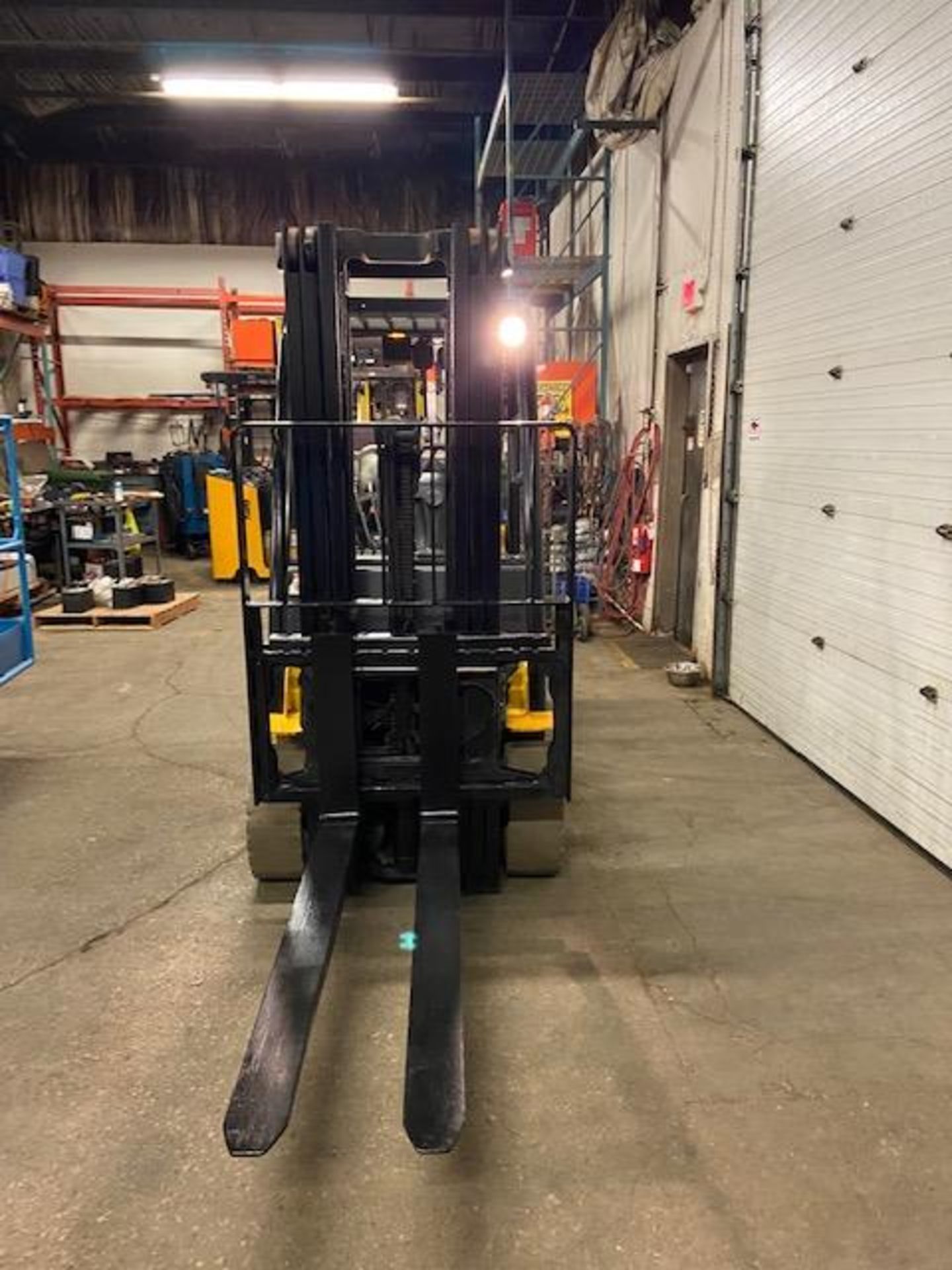 FREE CUSTOMS - 2016 Yale 6000lbs Capacity Forklift LPG (propane) with 3-STAGE MAST with - Image 2 of 3