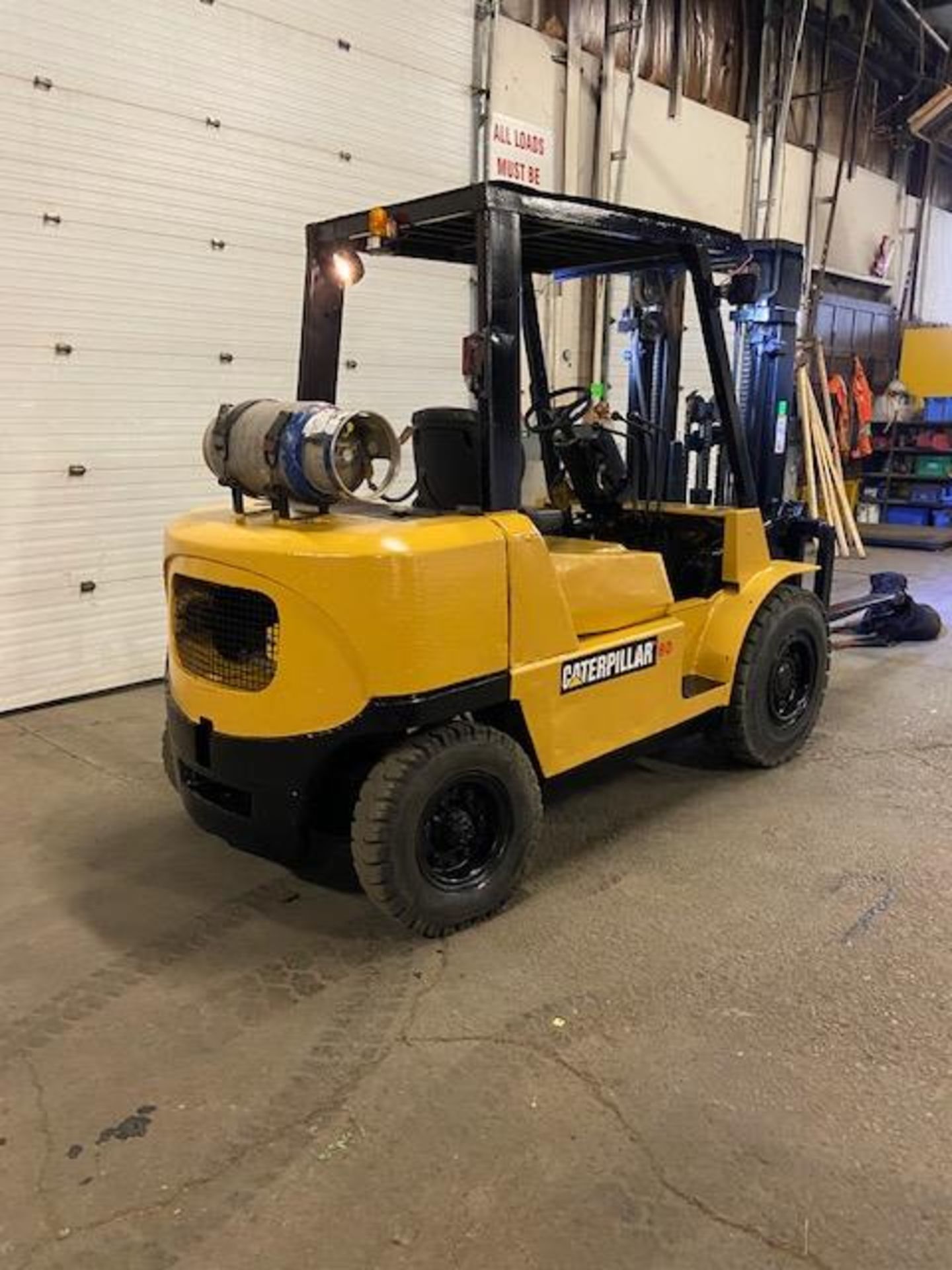 FREE CUSTOMS - Caterpillar 8,000lbs Capacity LPG (propane) OUTDOOR Forklift with 3 stage mast (no - Image 3 of 3