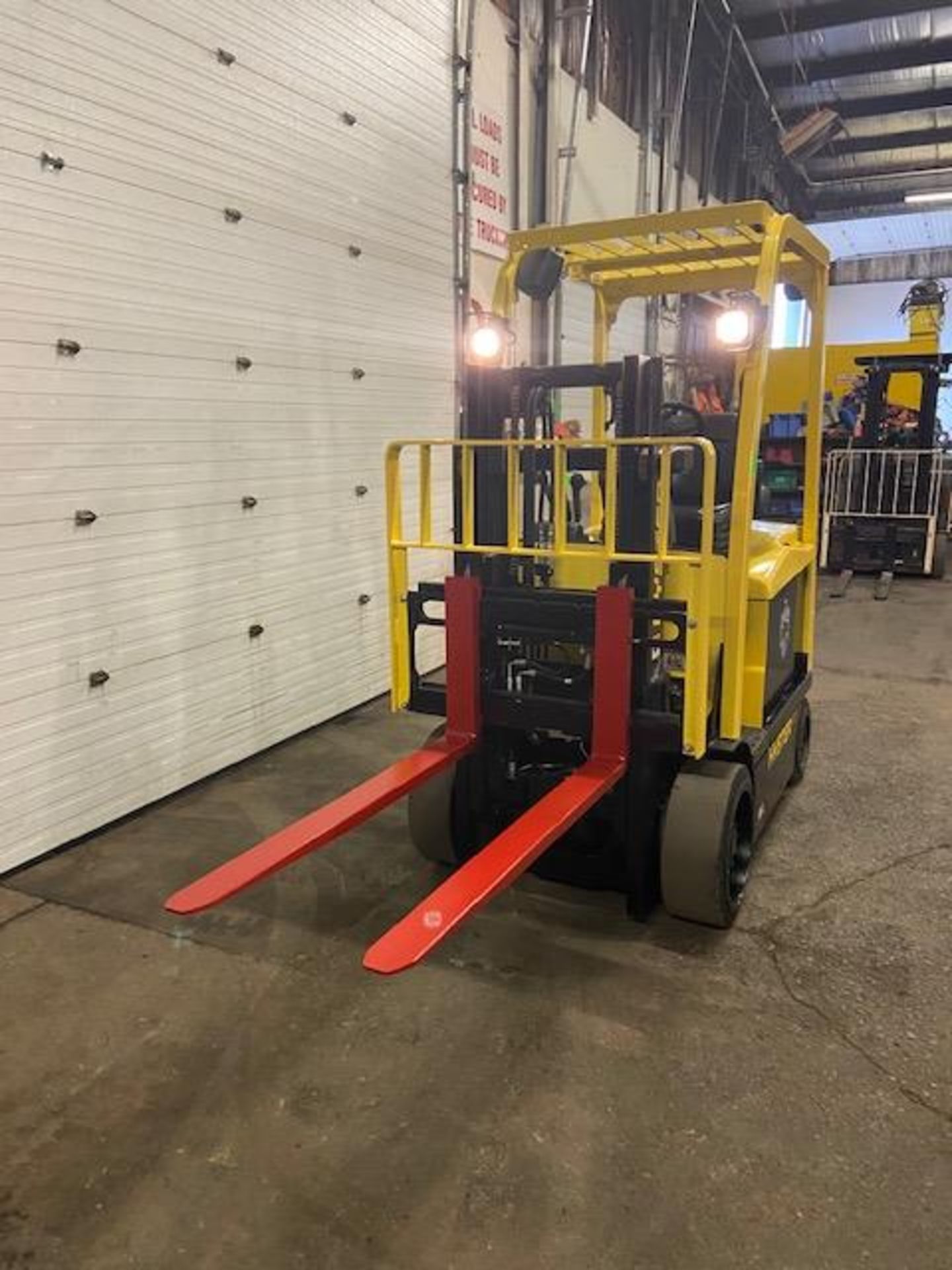 FREE CUSTOMS - 2013 Hyster 5000lbs Capacity Forklift Electric with TRUCKER MAST LOWERED with - Image 2 of 3
