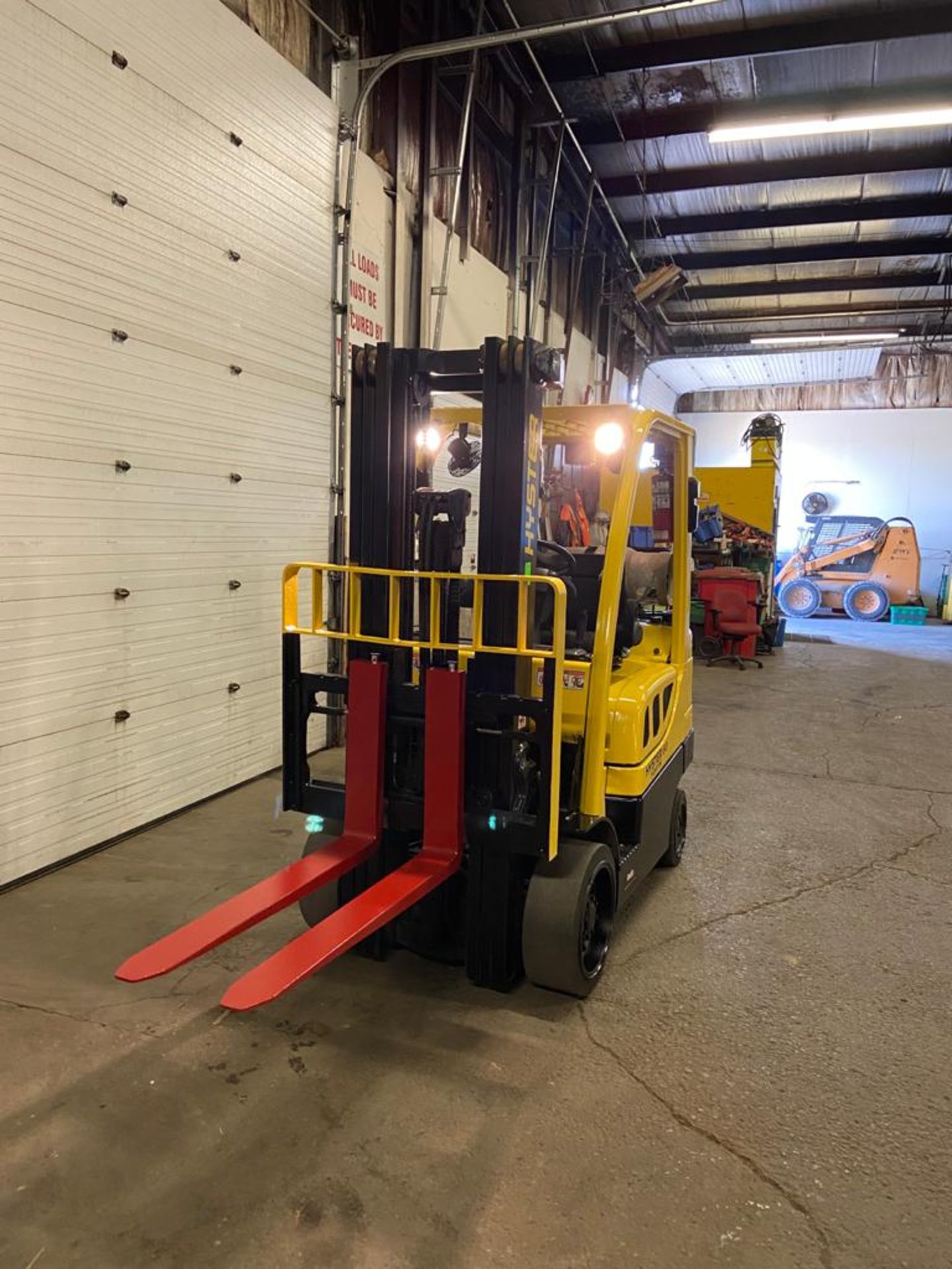 FREE CUSTOMS - 2016 Hyster 6000lbs Capacity Forklift LPG (propane) with 3-STAGE MAST (propane tank - Image 2 of 3