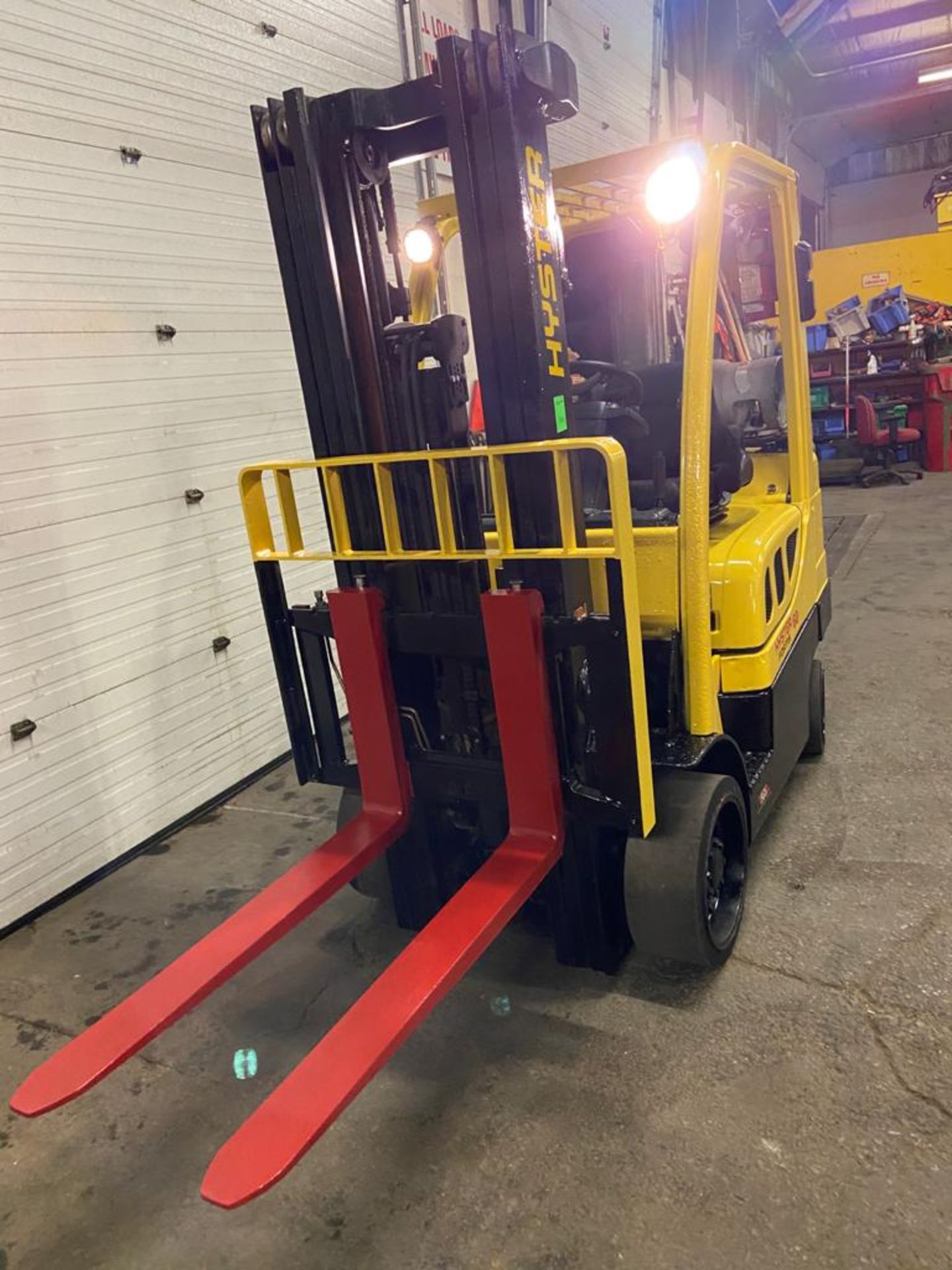 FREE CUSTOMS - 2016 Hyster 6000lbs Capacity Forklift LPG (propane) with 3-STAGE MAST with - Image 2 of 3