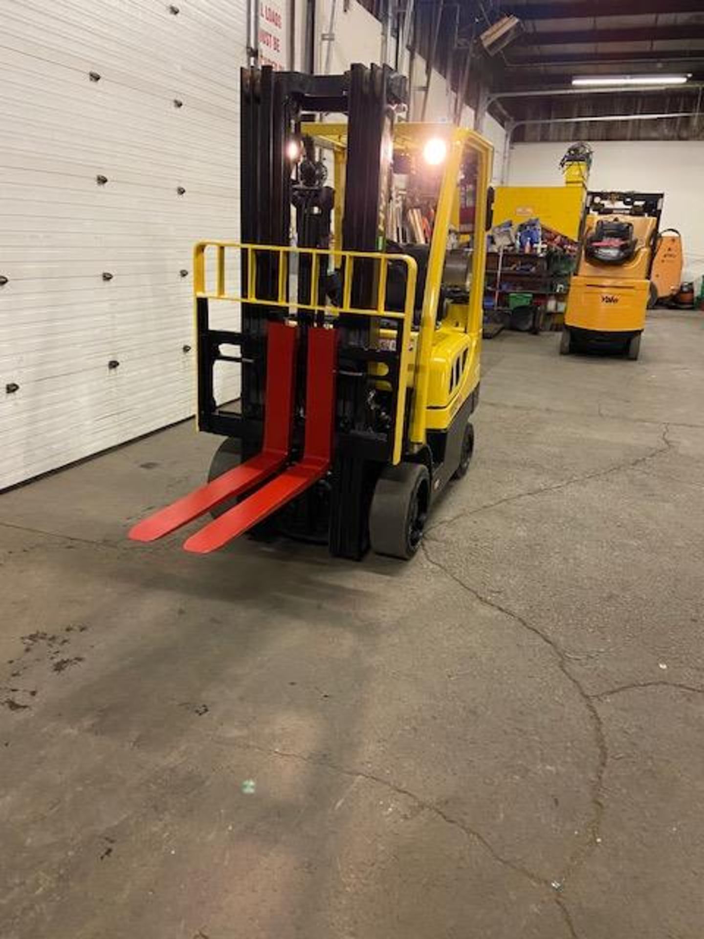 FREE CUSTOMS - 2016 Hyster 6000lbs Capacity Forklift LPG (propane) with 3-STAGE MAST with sideshift - Image 2 of 3