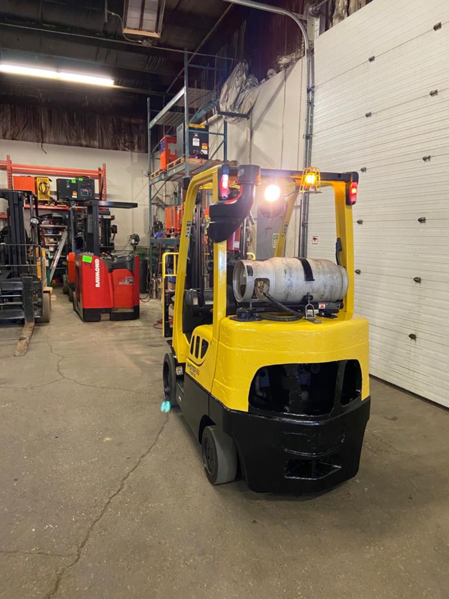 FREE CUSTOMS - 2016 Hyster 6000lbs Capacity Forklift LPG (propane) with 3-STAGE MAST (propane tank - Image 3 of 3