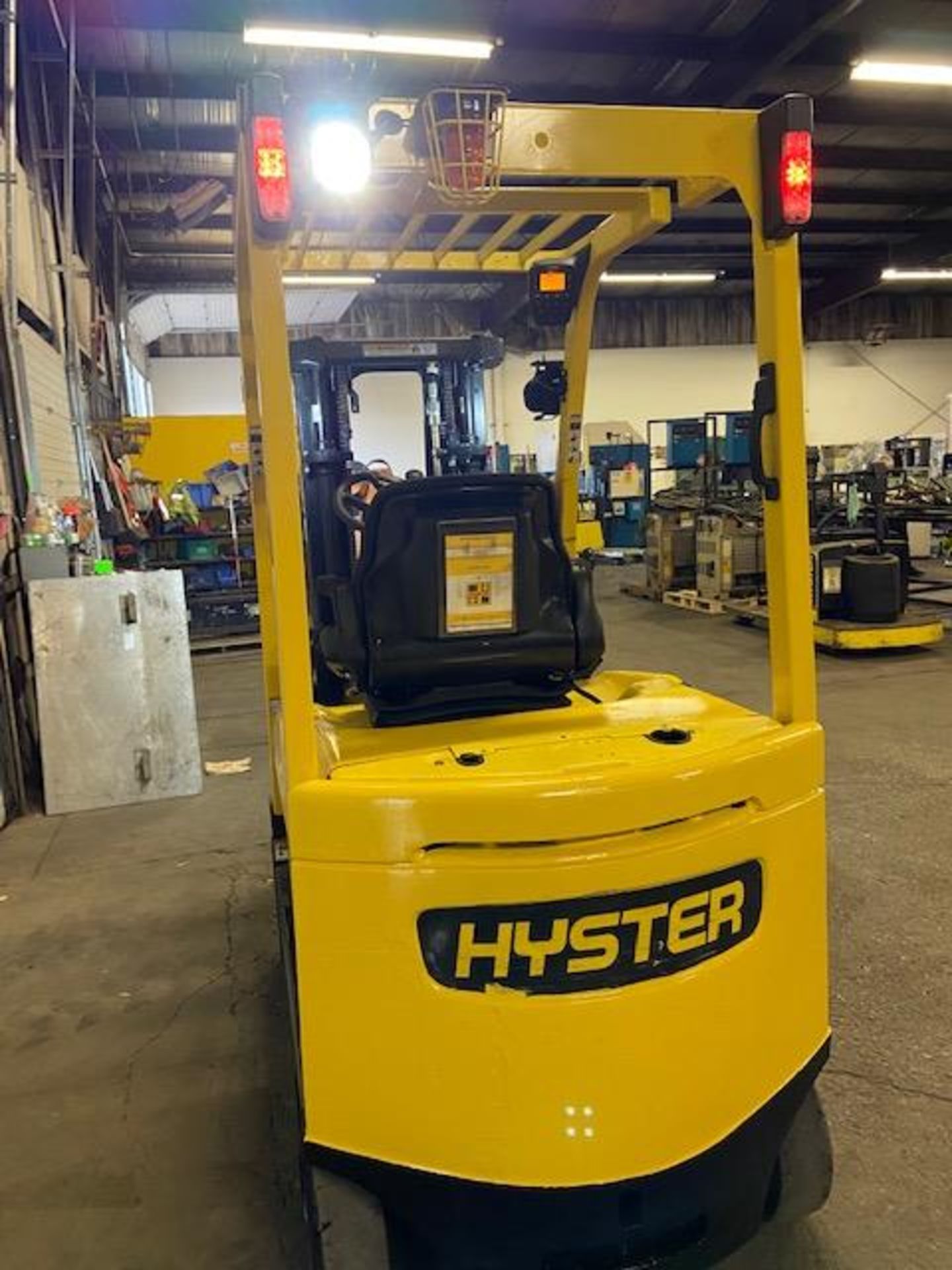 FREE CUSTOMS - 2012 Hyster 5000lbs Capacity Forklift Electric with 3-stage mast with sideshift - Image 3 of 3