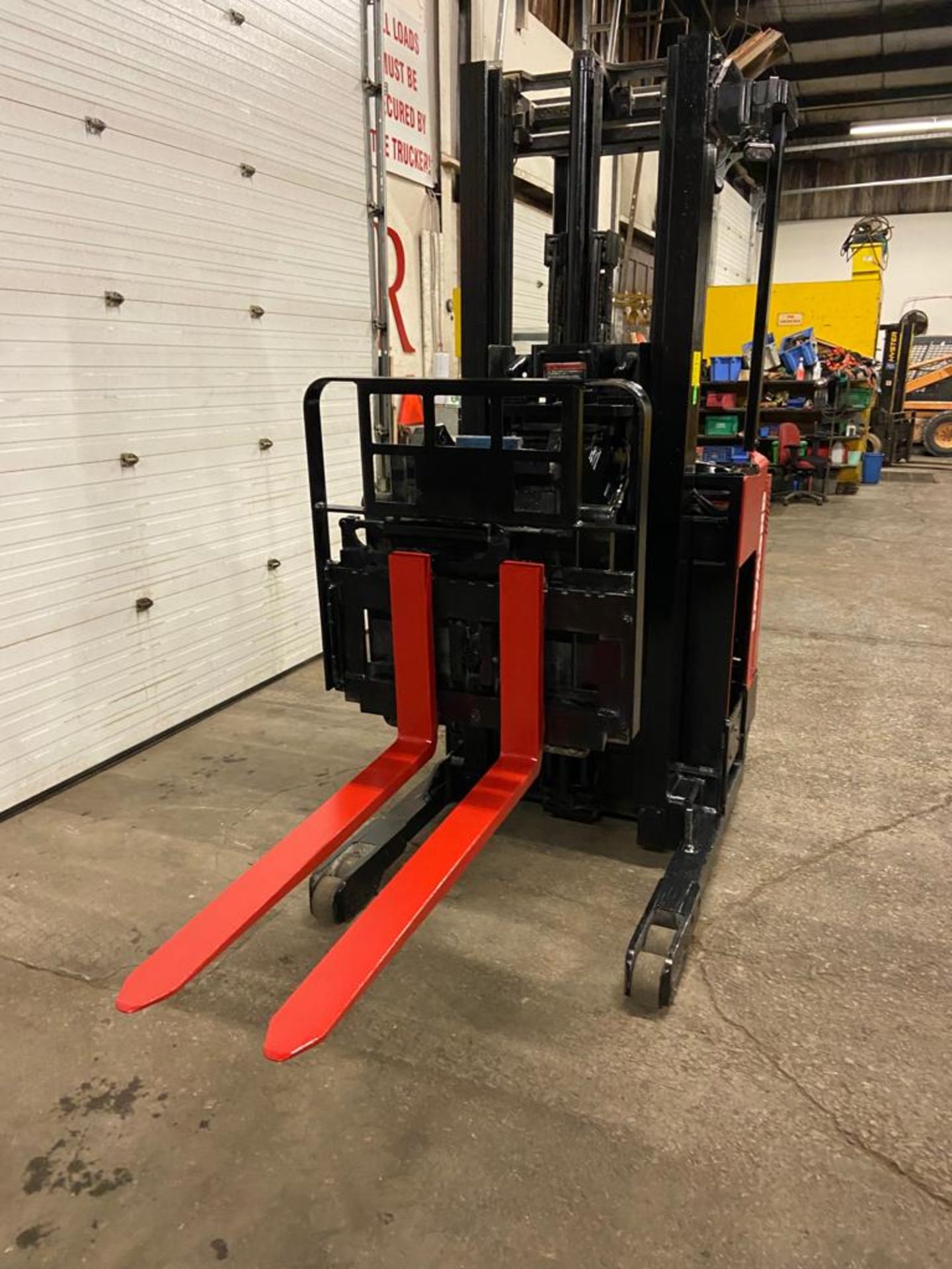 FREE CUSTOMS - Raymond Reach Truck Pallet Lifter REACH TRUCK electric 3000lbs with sideshift 3-stage - Image 3 of 3