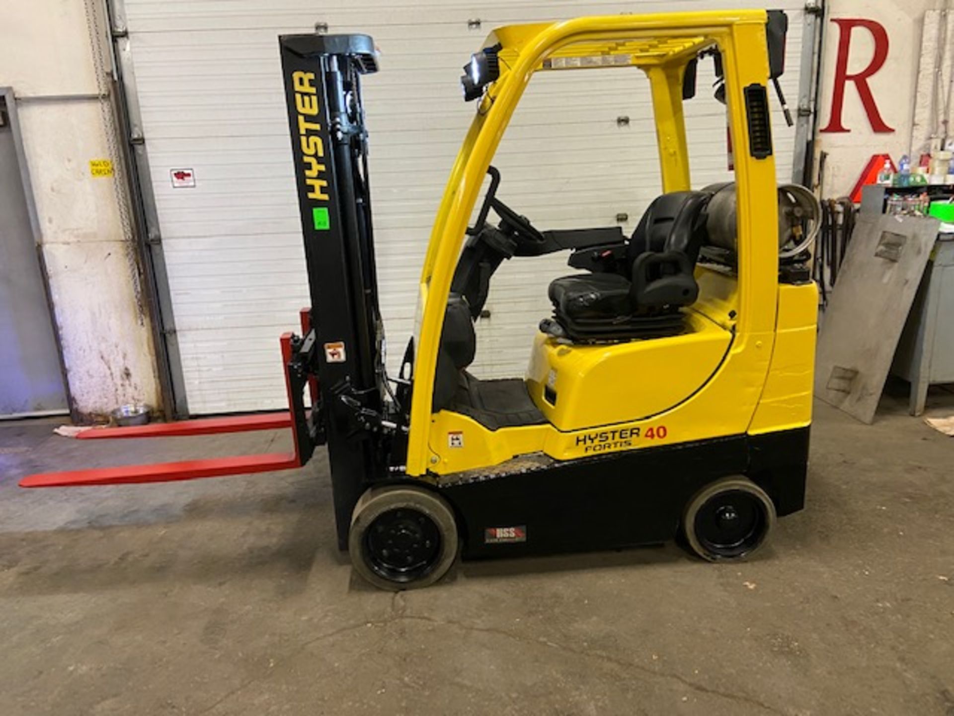 FREE CUSTOMS - 2016 Hyster 4,000lbs Capacity Forklift LPG (propane) with 3-stage mast & sideshift (