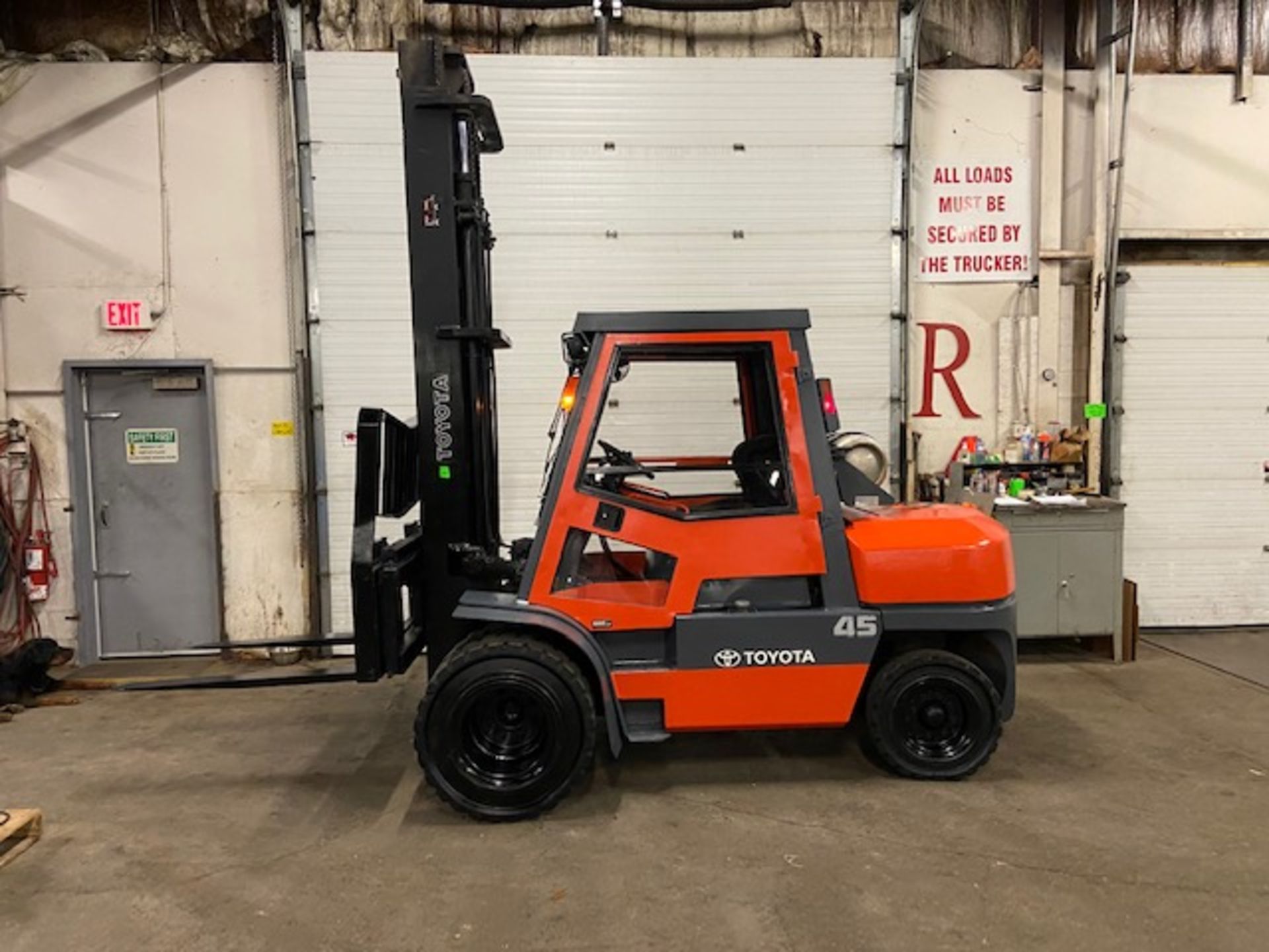 FREE CUSTOMS - Toyota 10,000lbs Capacity OUTDOOR Forklift LPG (propane) with sideshift & LOW HOURS