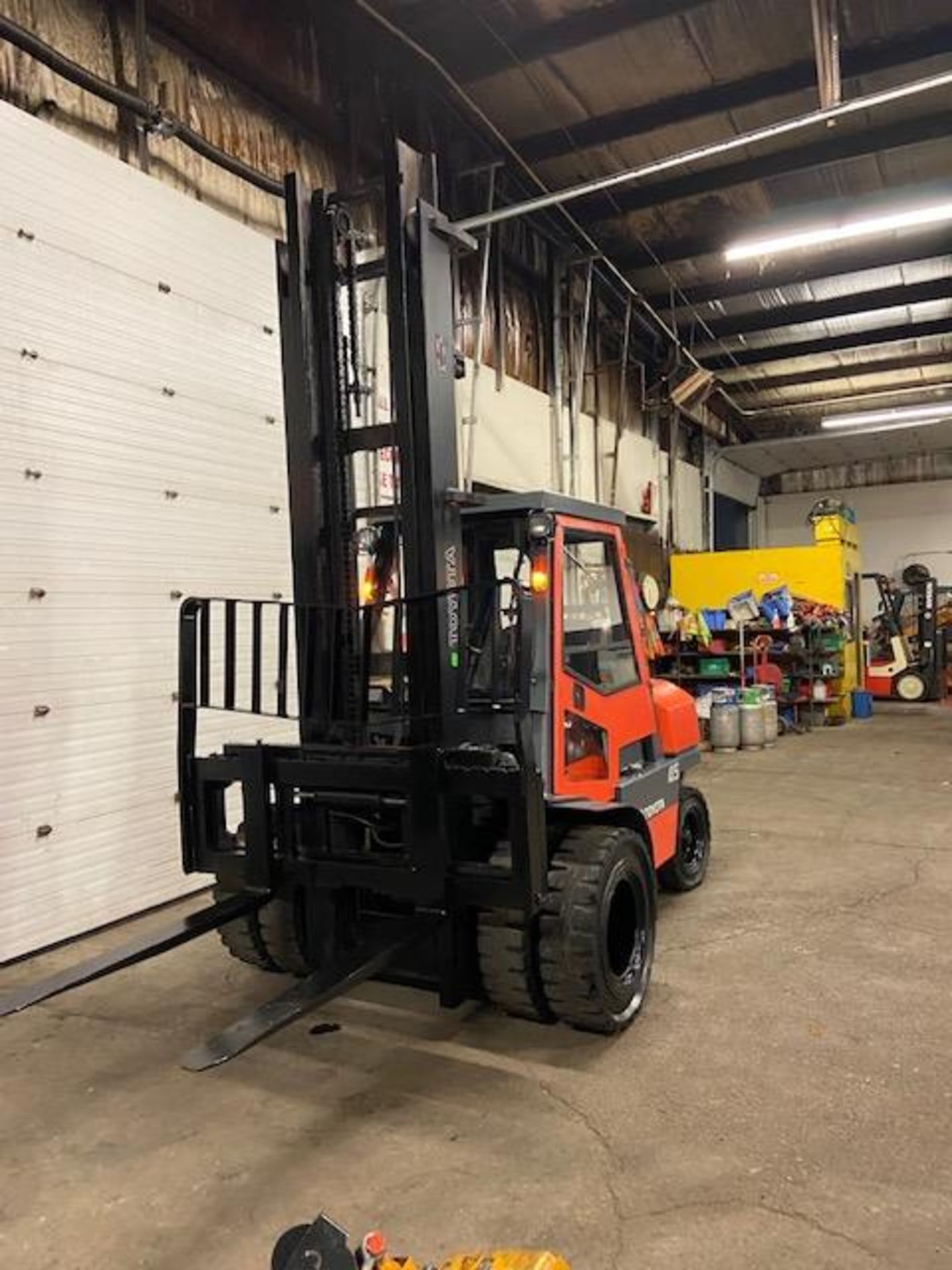 FREE CUSTOMS - Toyota 10,000lbs Capacity OUTDOOR Forklift LPG (propane) with sideshift & LOW HOURS - Image 3 of 5