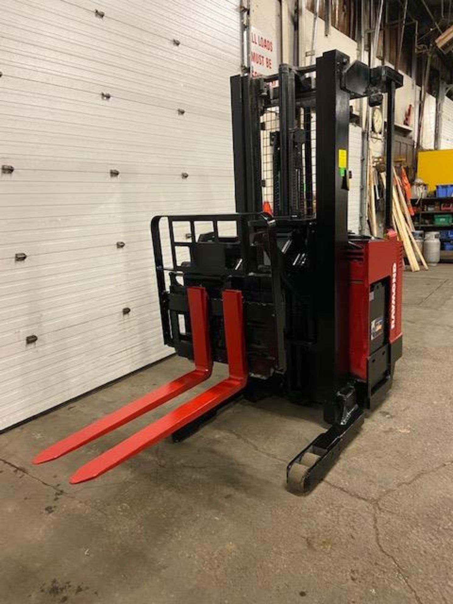 FREE CUSTOMS - Raymond Reach Truck Pallet Lifter REACH TRUCK electric 4000lbs with sideshift 3-stage - Image 2 of 3