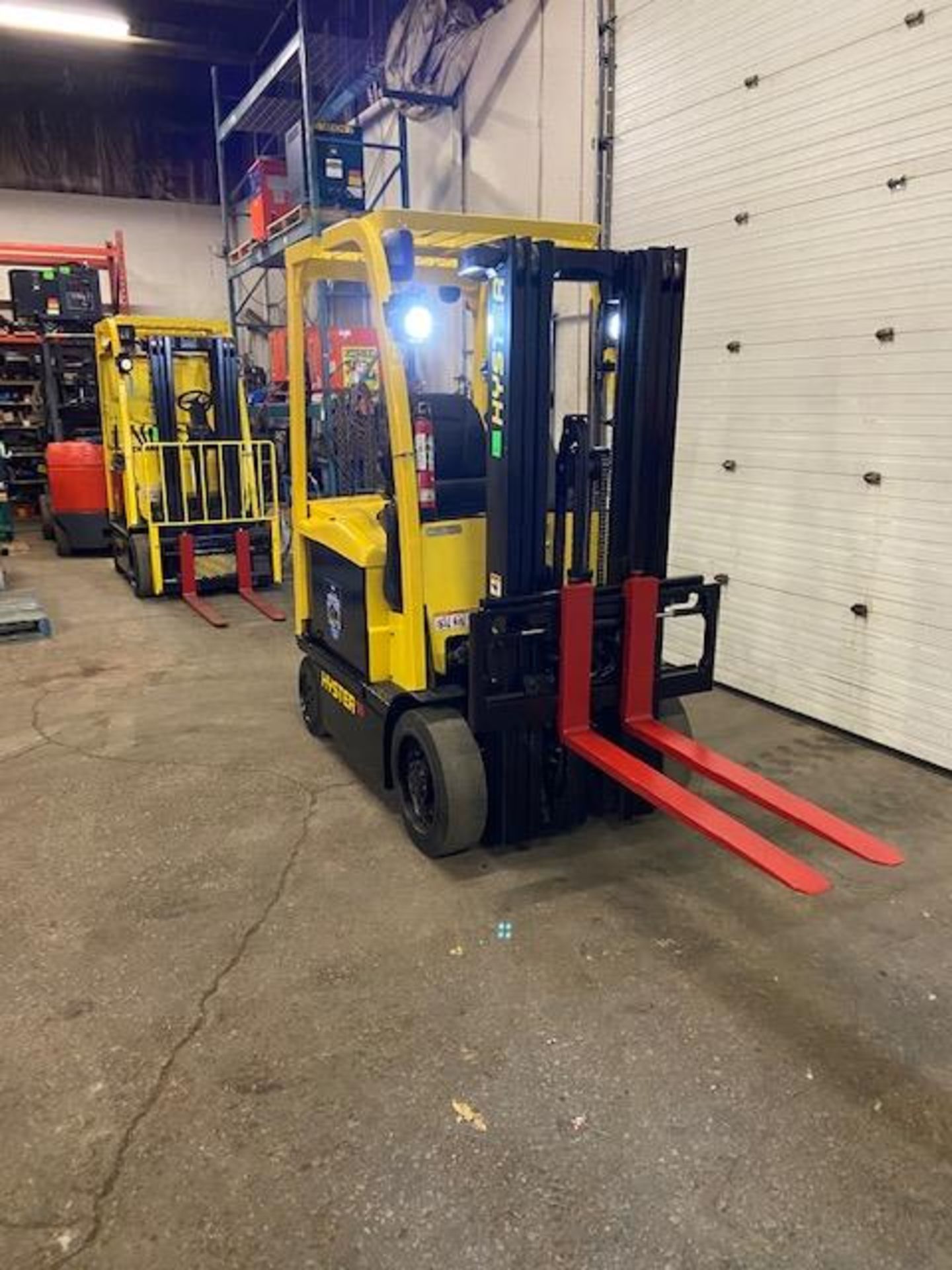 FREE CUSTOMS - 2012 Hyster 5000lbs Capacity Forklift Electric with 3-stage mast with sideshift - Image 2 of 3