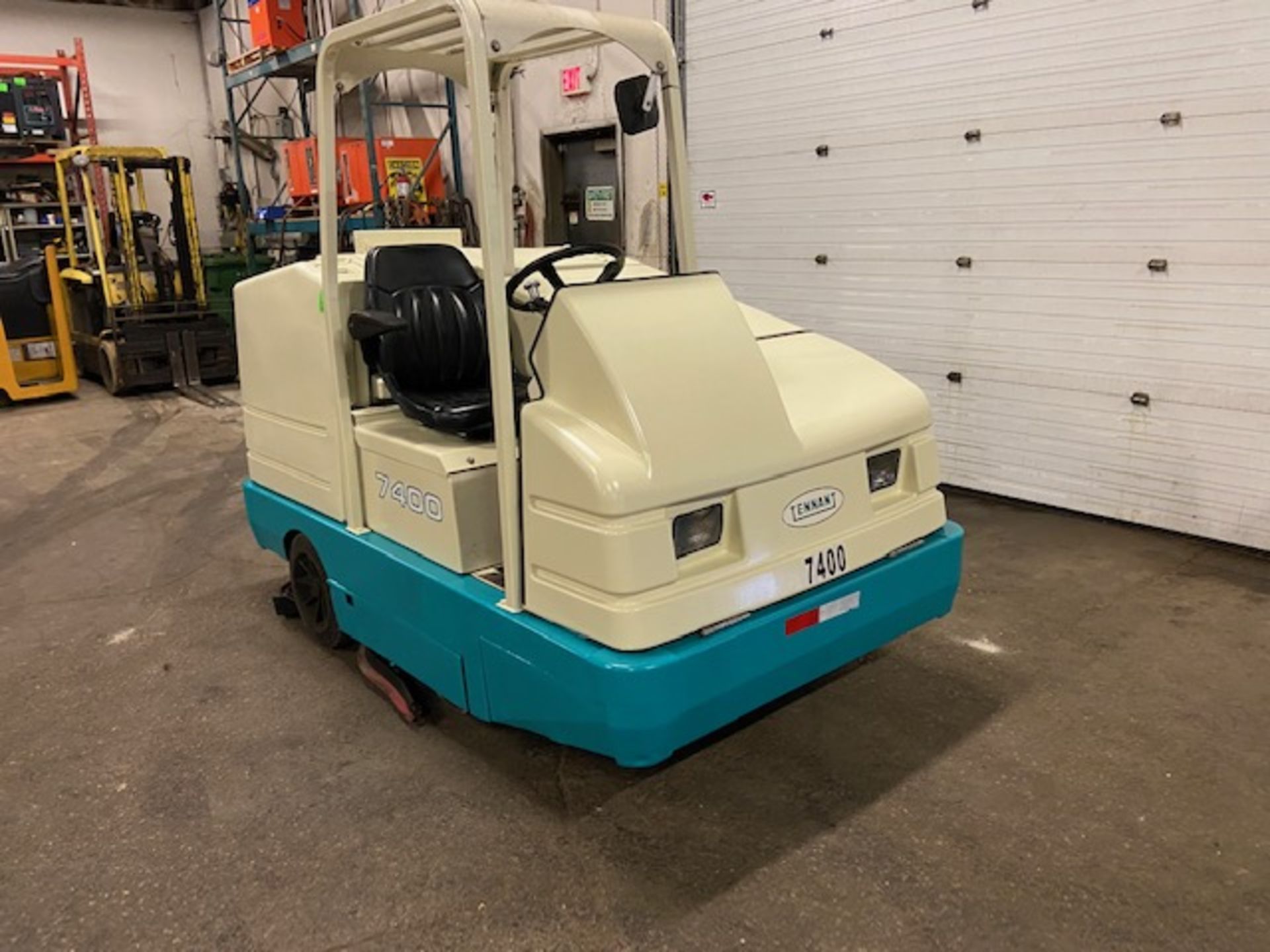 Tennant Ride On Scrubber Unit Model 7400 LPG (propane) (no propane tank included) - Image 3 of 3