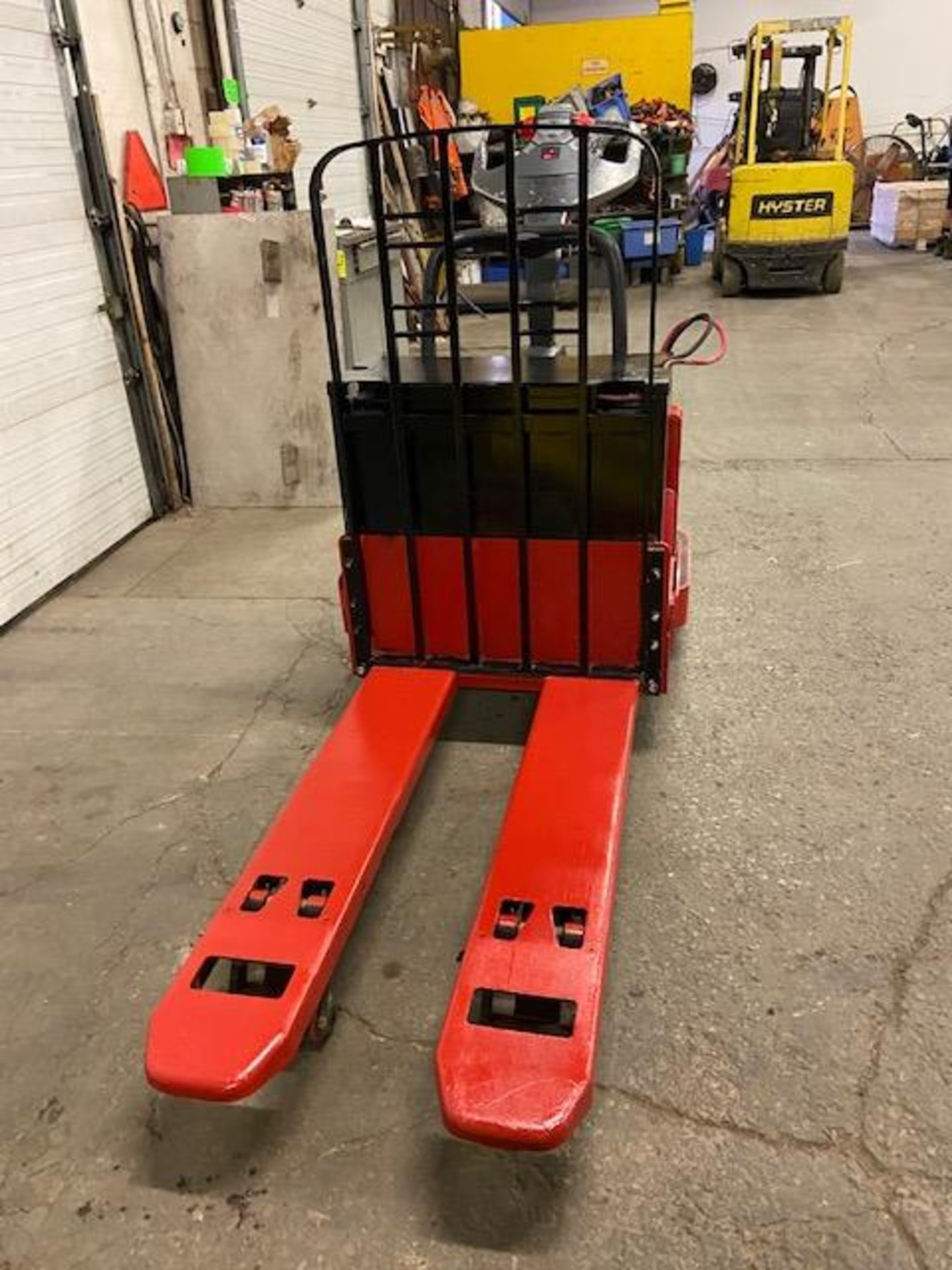 2006 Raymond Ride On Electric Powered Pallet Cart Walkie Lift 6000lbs capacity with LOW HOURS - Image 2 of 2