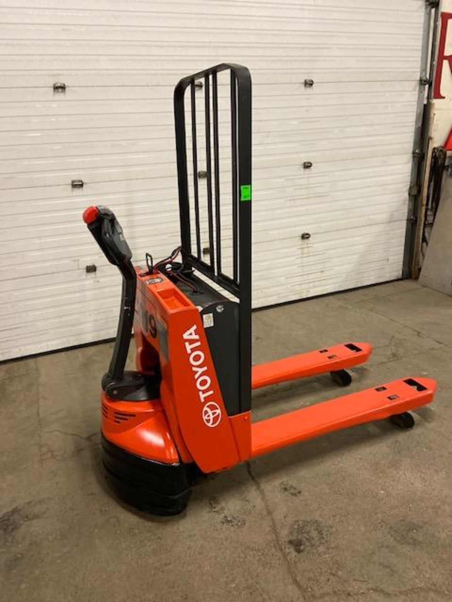 Toyota Walk Behind Electric Powered Pallet Cart Walkie Lift 4500lbs capacity with VERY LOW HOURS