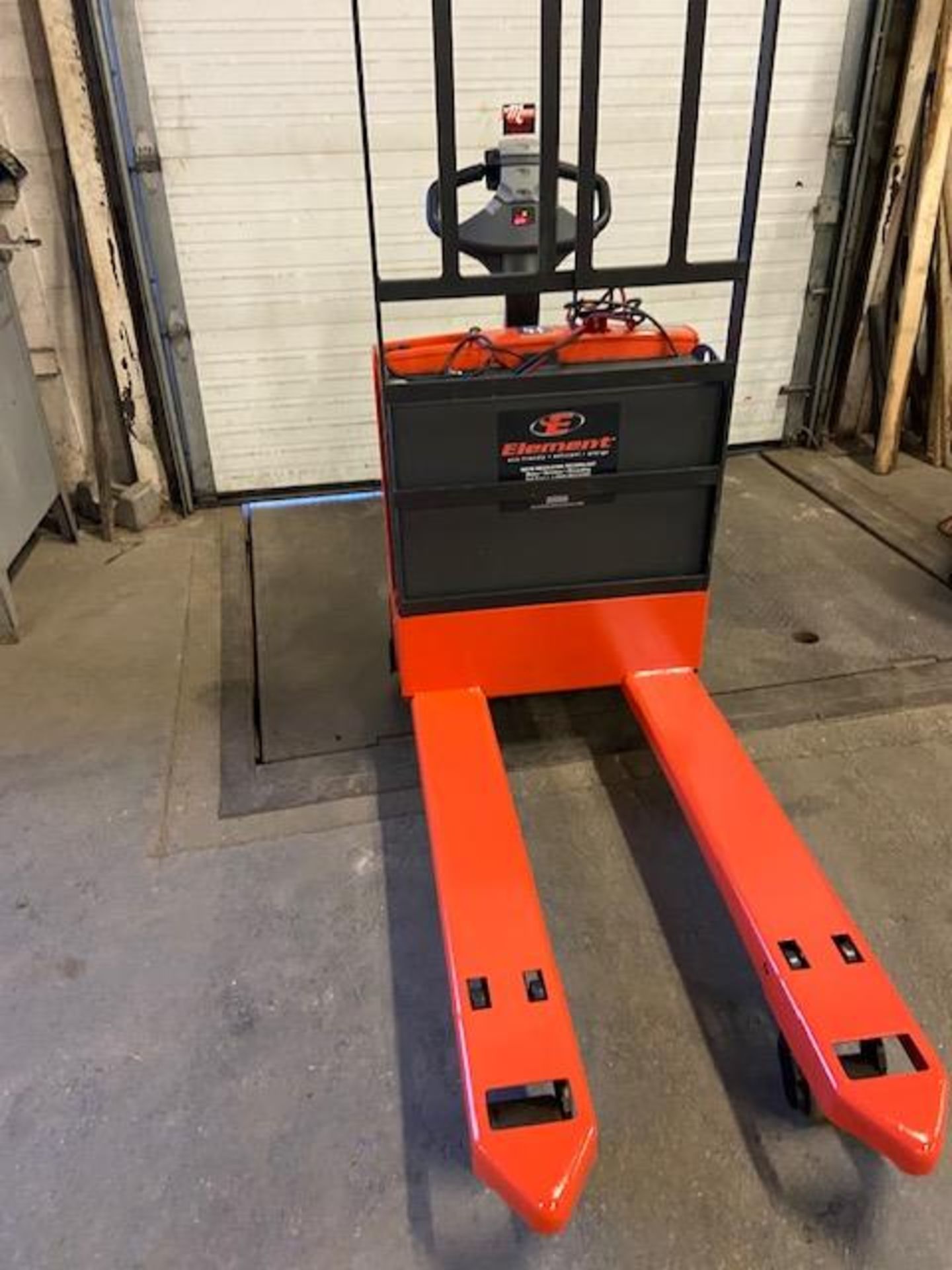 Toyota Walk Behind Electric Powered Pallet Cart Walkie Lift 4500lbs capacity with ONLY 200 HOURS!