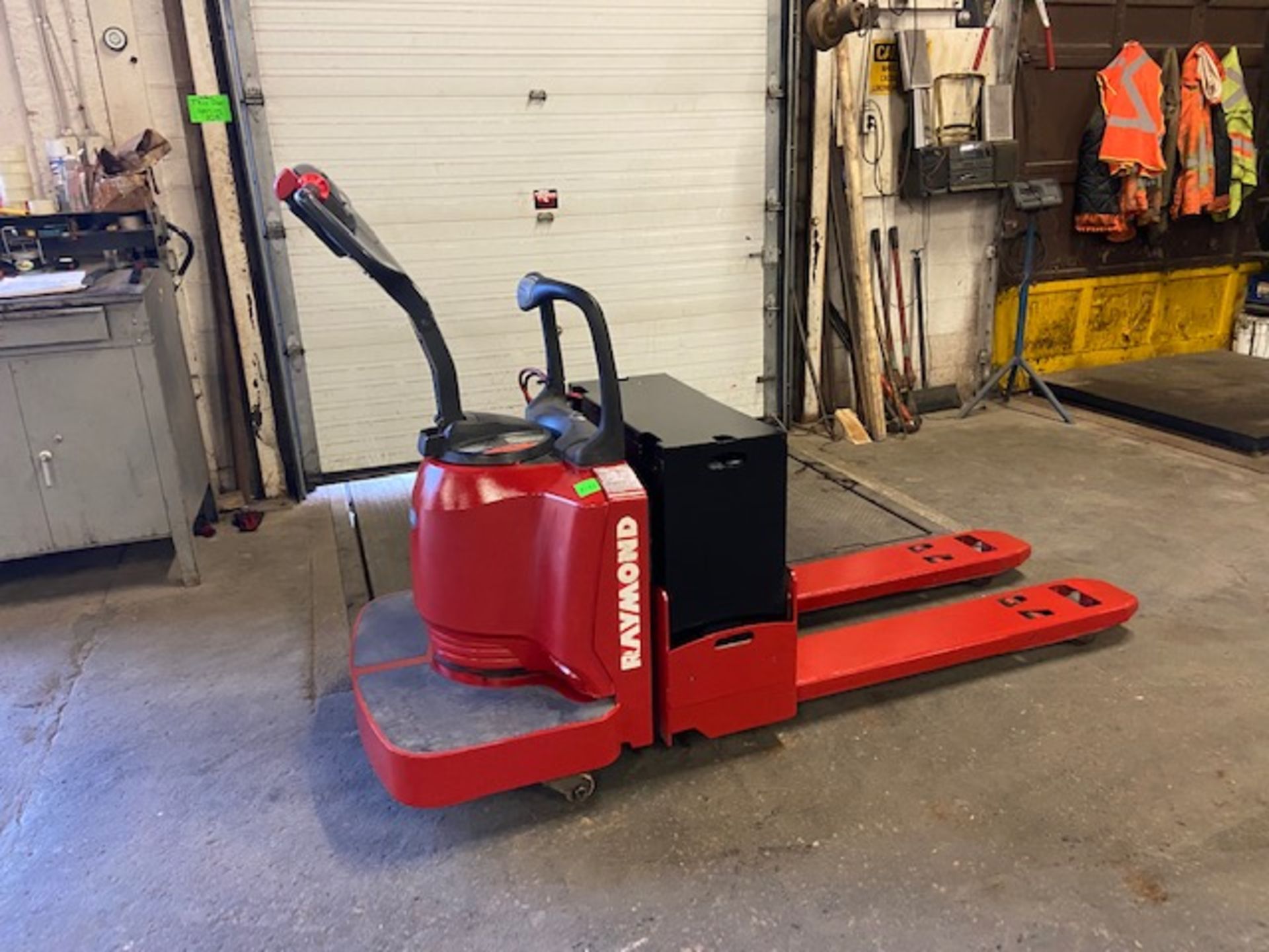 2007 Raymond Ride On Electric Powered Pallet Cart Walkie Lift 6000lbs capacity with LOW HOURS