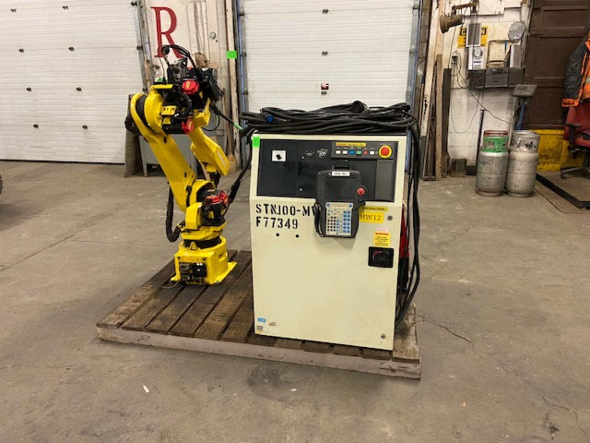 2006 Fanuc Arcmate 120iB Welding Robot RJ3iB Controller, teach pendant control, Lincoln Powerwave