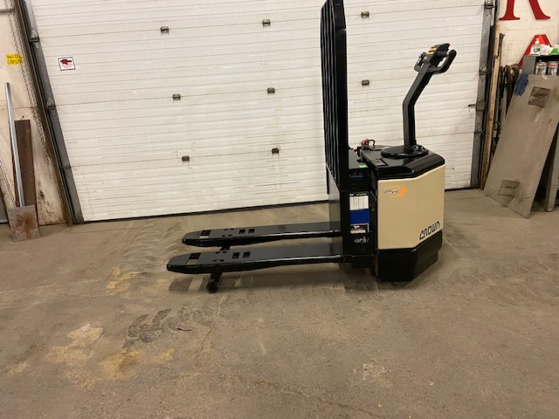 CROWN Walk Behind Electric Powered Pallet Cart Walkie Lift 6000lbs capacity with LOW HOURS