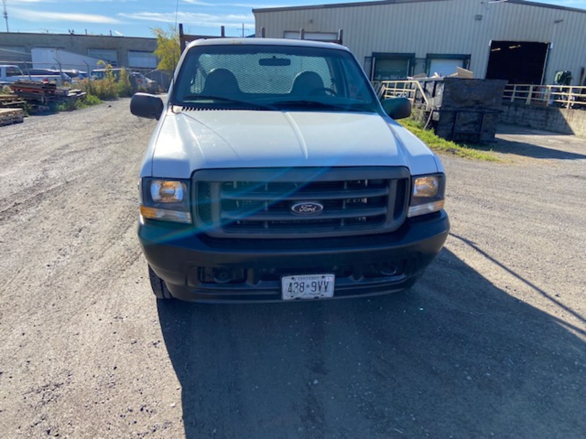 2002 Ford F-350 Pickup Truck with Hydraulic Lift Gate and Racks - NEW 2016 engine - 140,000km - Image 5 of 6