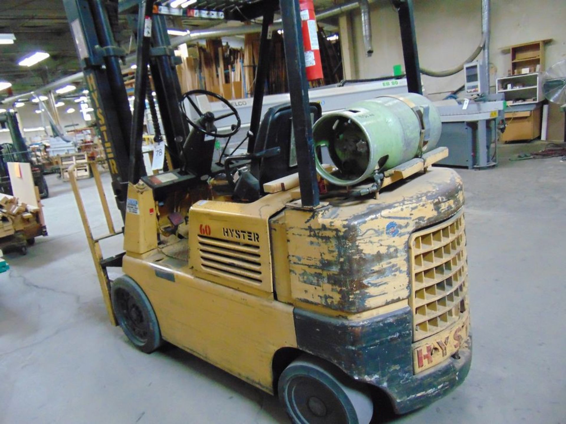 Hyster mod. 560E, 6,000lb. Cap. LPG Forklift w/ Two-Stage Mast, 54'' Forks, Hard Tires; Hours: - Image 4 of 8