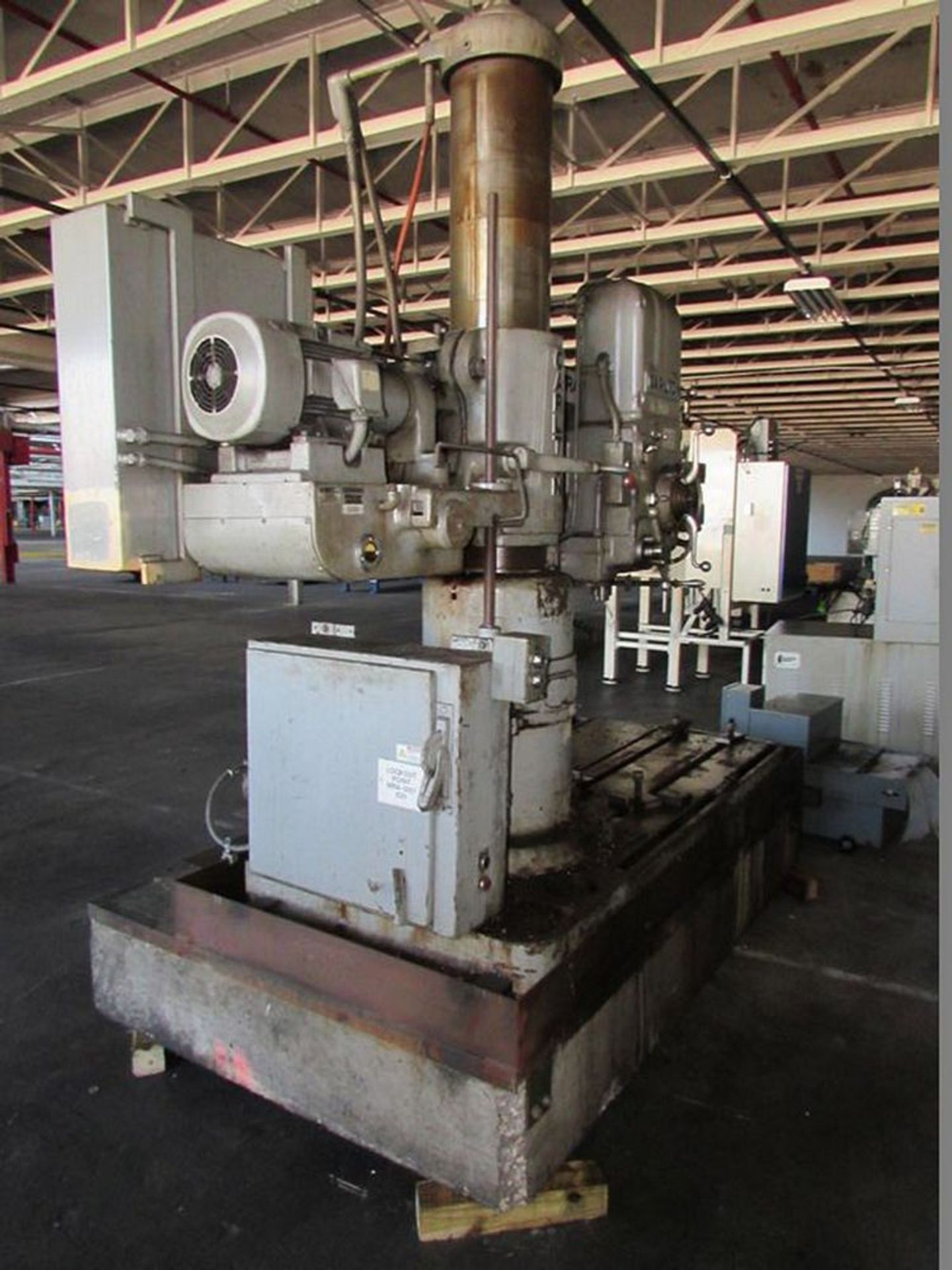 Carlton Radial Arm Drill 4' x 9''. LOADING FEE FOR THIS LOT: $500 - Image 12 of 15