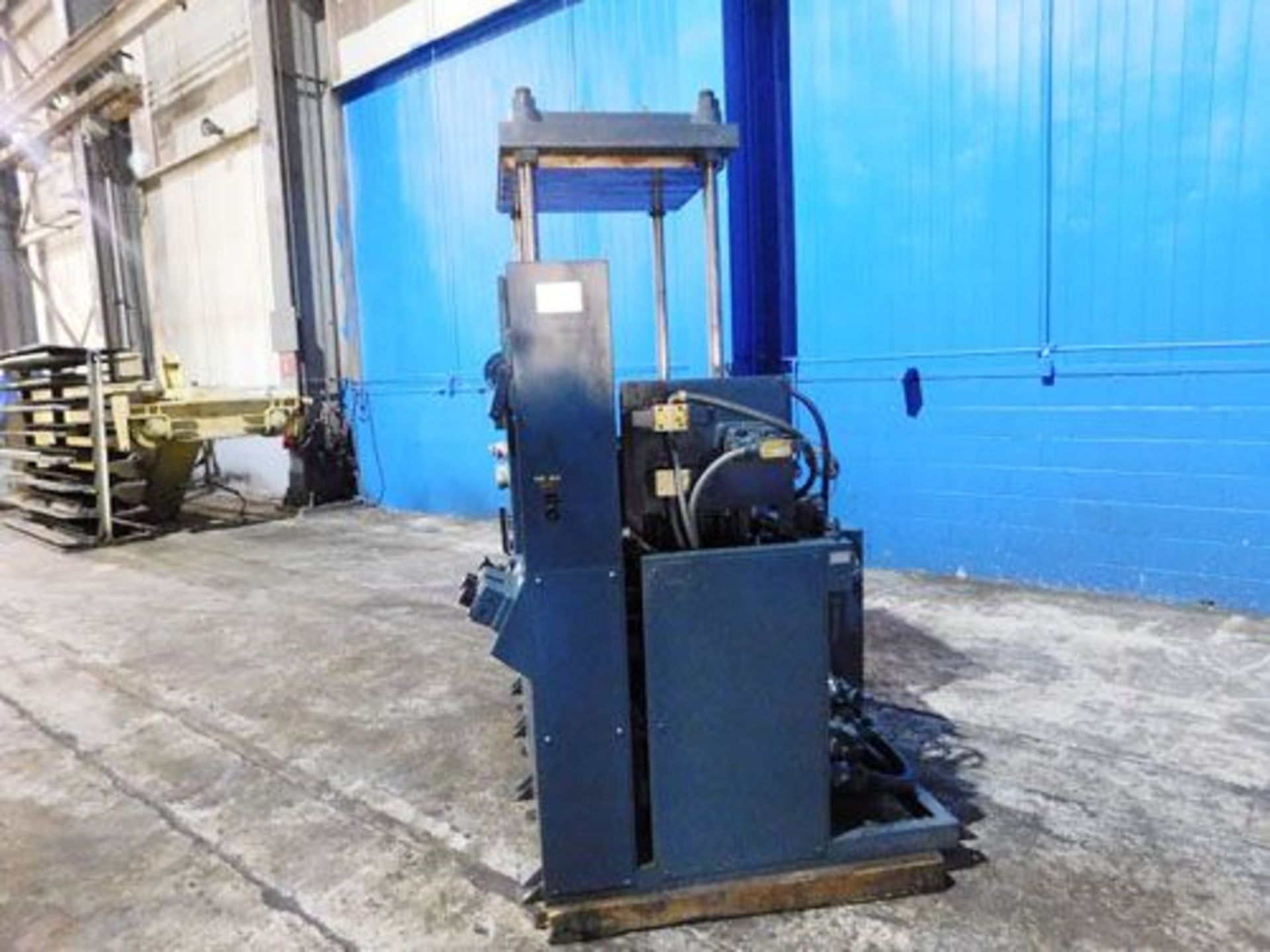 Wabash 4 Post Hydraulic Press (Up Acting) 15 Ton x 30'' x 30''. LOADING FEE FOR THIS LOT: $200 - Image 4 of 10
