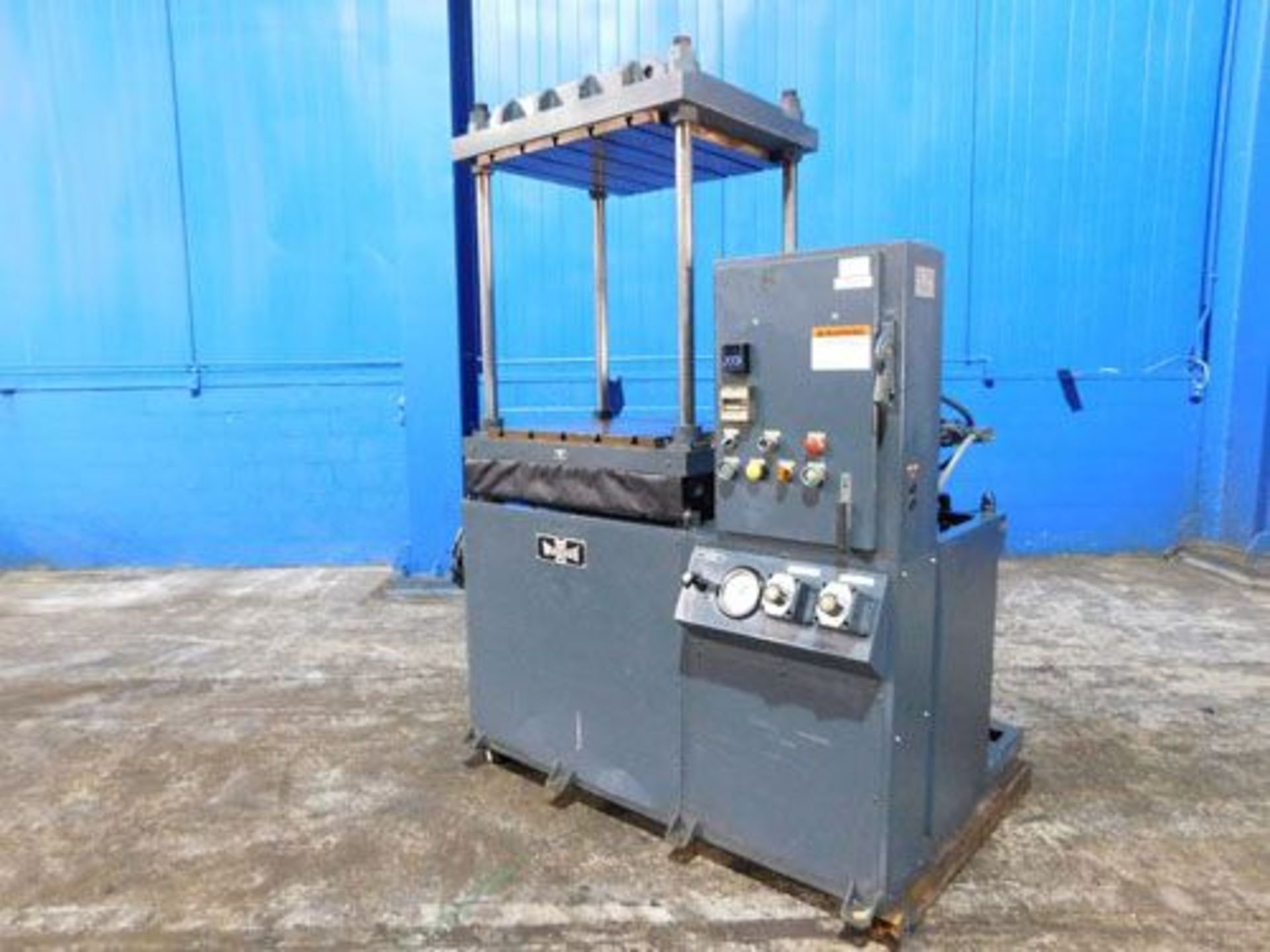 Wabash 4 Post Hydraulic Press (Up Acting) 15 Ton x 30'' x 30''. LOADING FEE FOR THIS LOT: $200 - Image 2 of 10