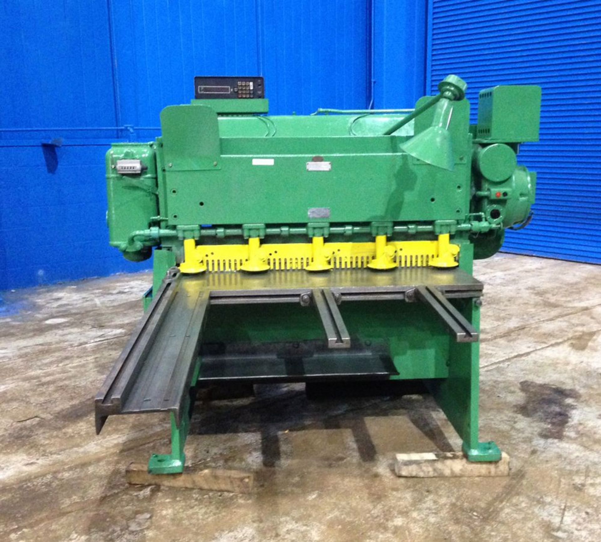 Cincinnati Power Shear 14 Ga. x 4'. LOADING FEE FOR THIS LOT: $500