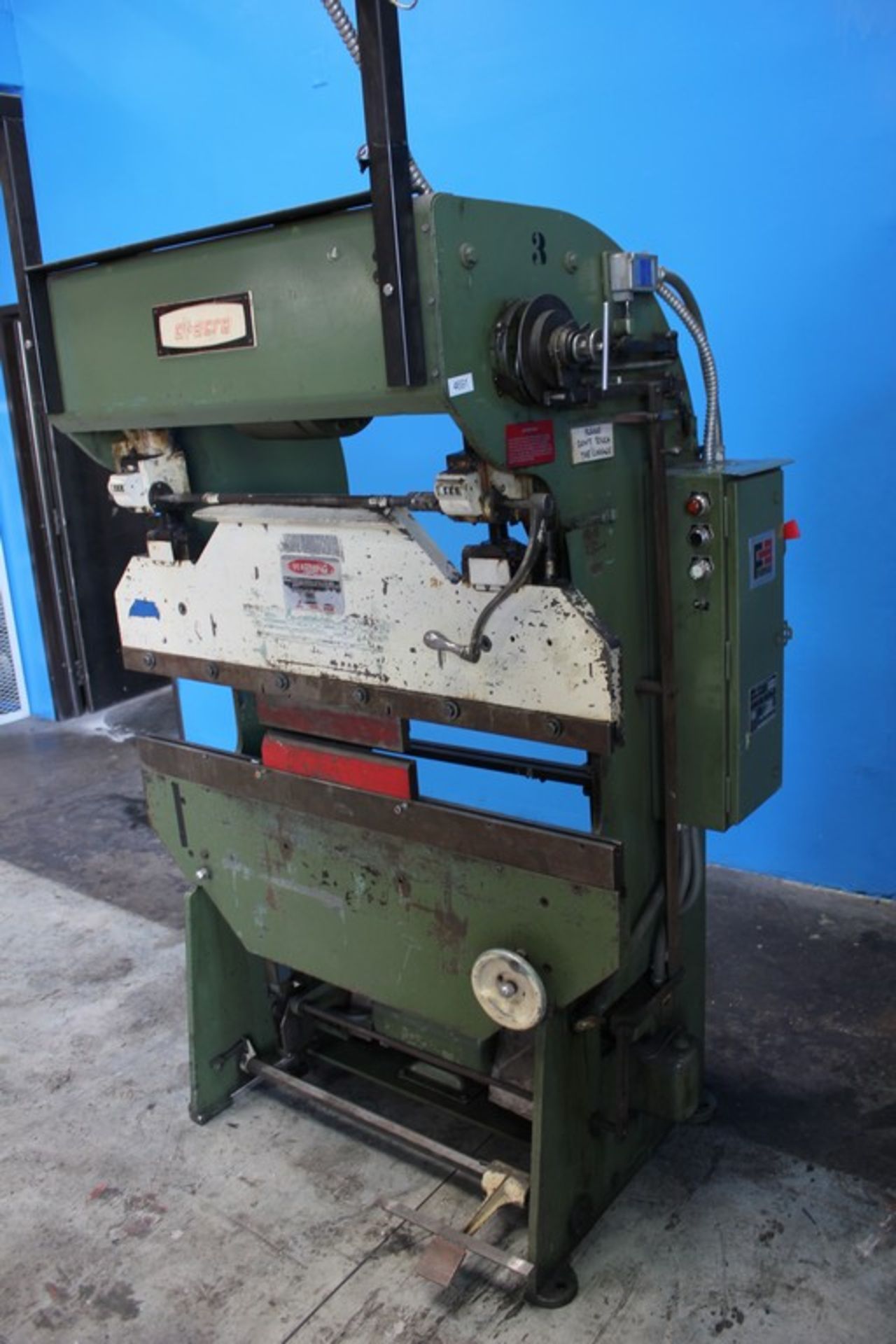 Di-Acro Hydra-Mechanical Press Brake 17 Ton x 4'. LOADING FEE FOR THIS LOT: $325 - Image 5 of 6