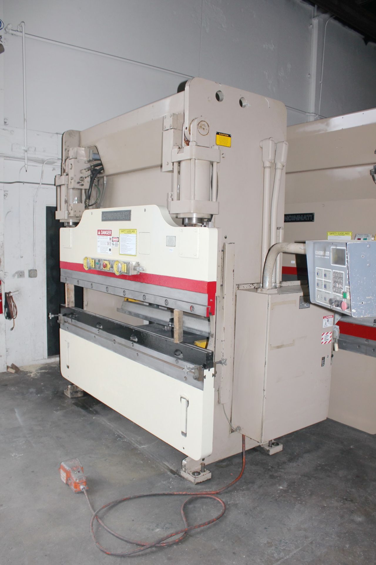 Cincinnati CNC Hydraulic Press Brake 90 Ton x 8'. LOADING FEE FOR THIS LOT: $950 - Image 8 of 19