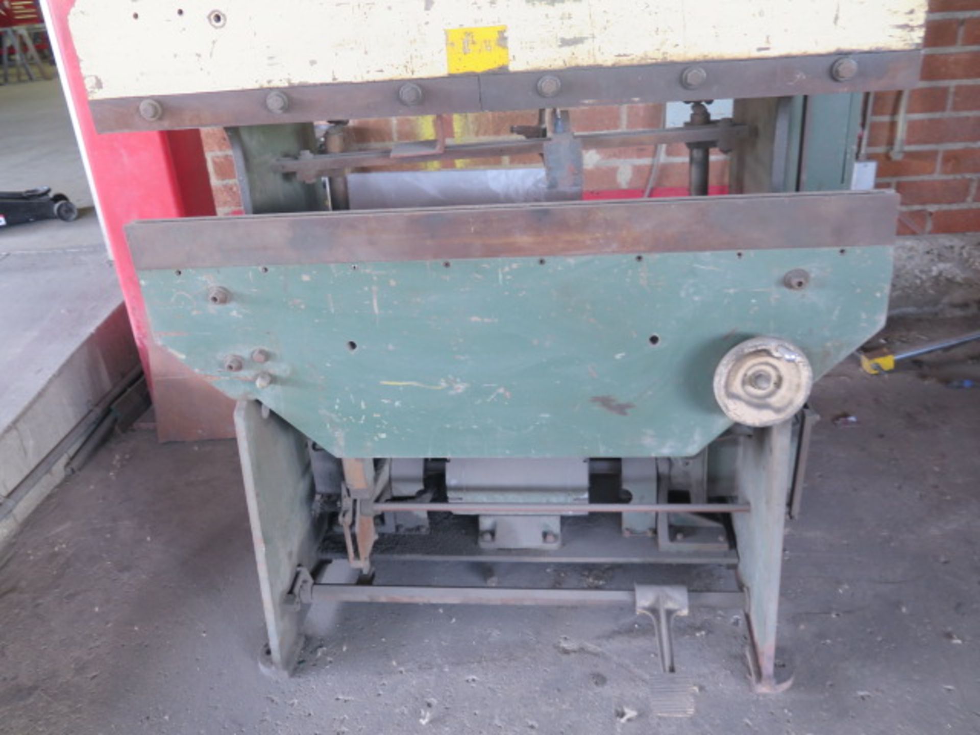 Di-Acro Hydra-Mechanical Press Brake 17 Ton x 4'. LOADING FEE FOR THIS LOT: $325 - Image 3 of 5