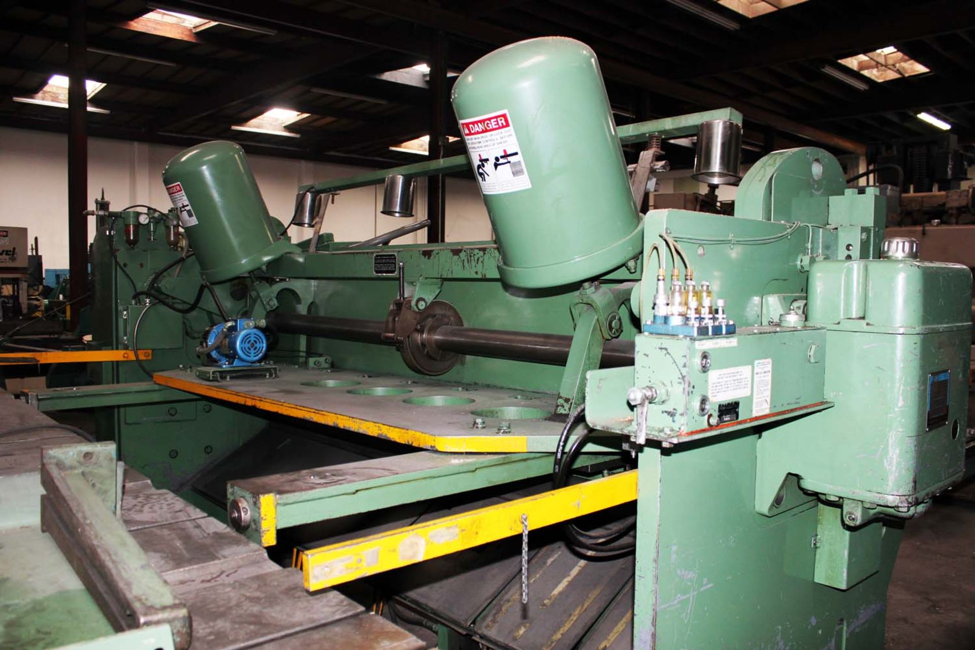 Cincinnati Power Shear 1/4'' x 10'. LOADING FEE FOR THIS LOT: $900 - Image 9 of 11