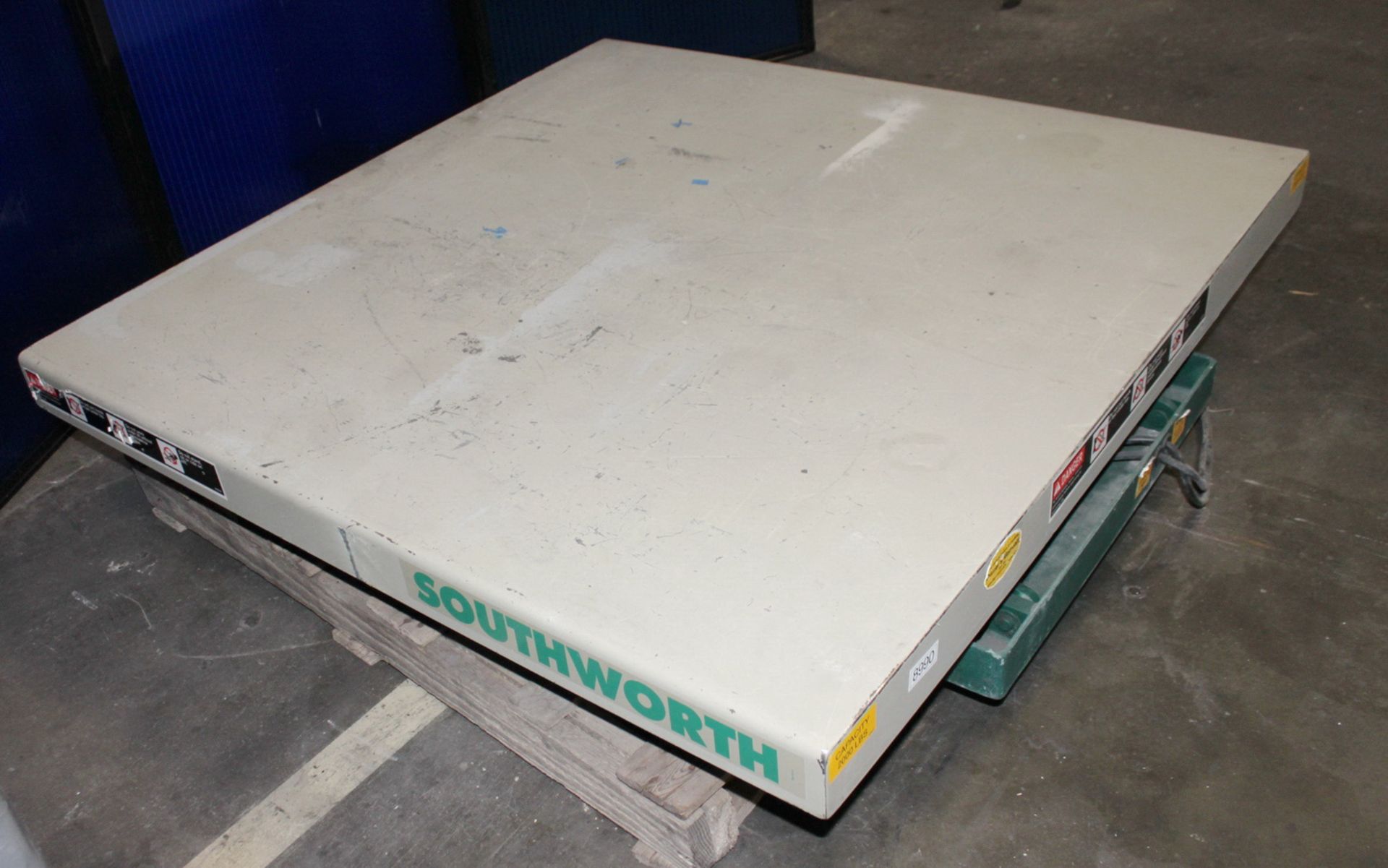 Southworth Hydraulic Lift Table 2,000 Lbs. x 48'' x 48''. LOADING FEE FOR THIS LOT: $25 - Image 3 of 6