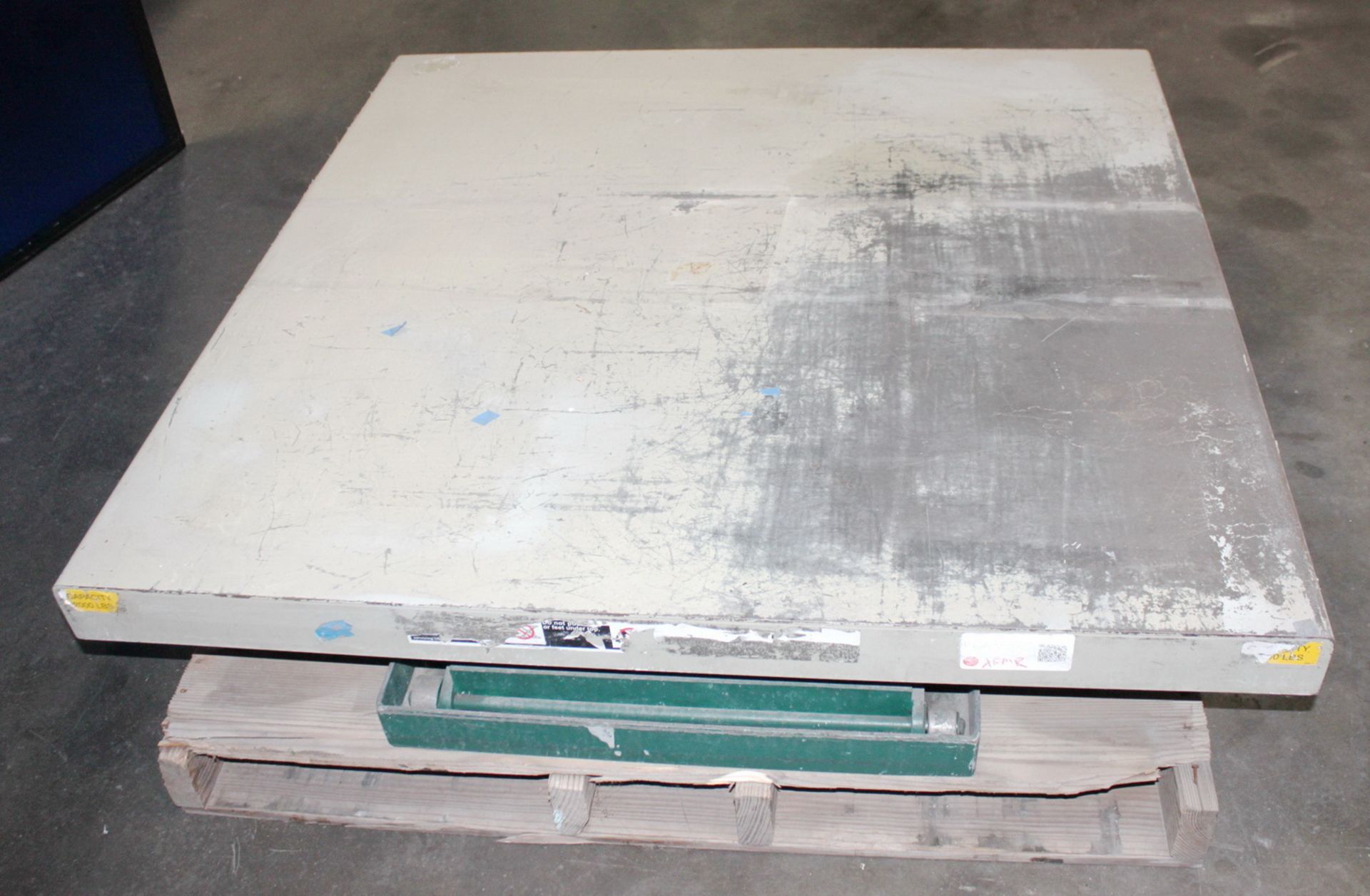 Southworth Hydraulic Lift Table 2,000 Lbs. x 48'' x 48''. LOADING FEE FOR THIS LOT: $25 - Image 3 of 6