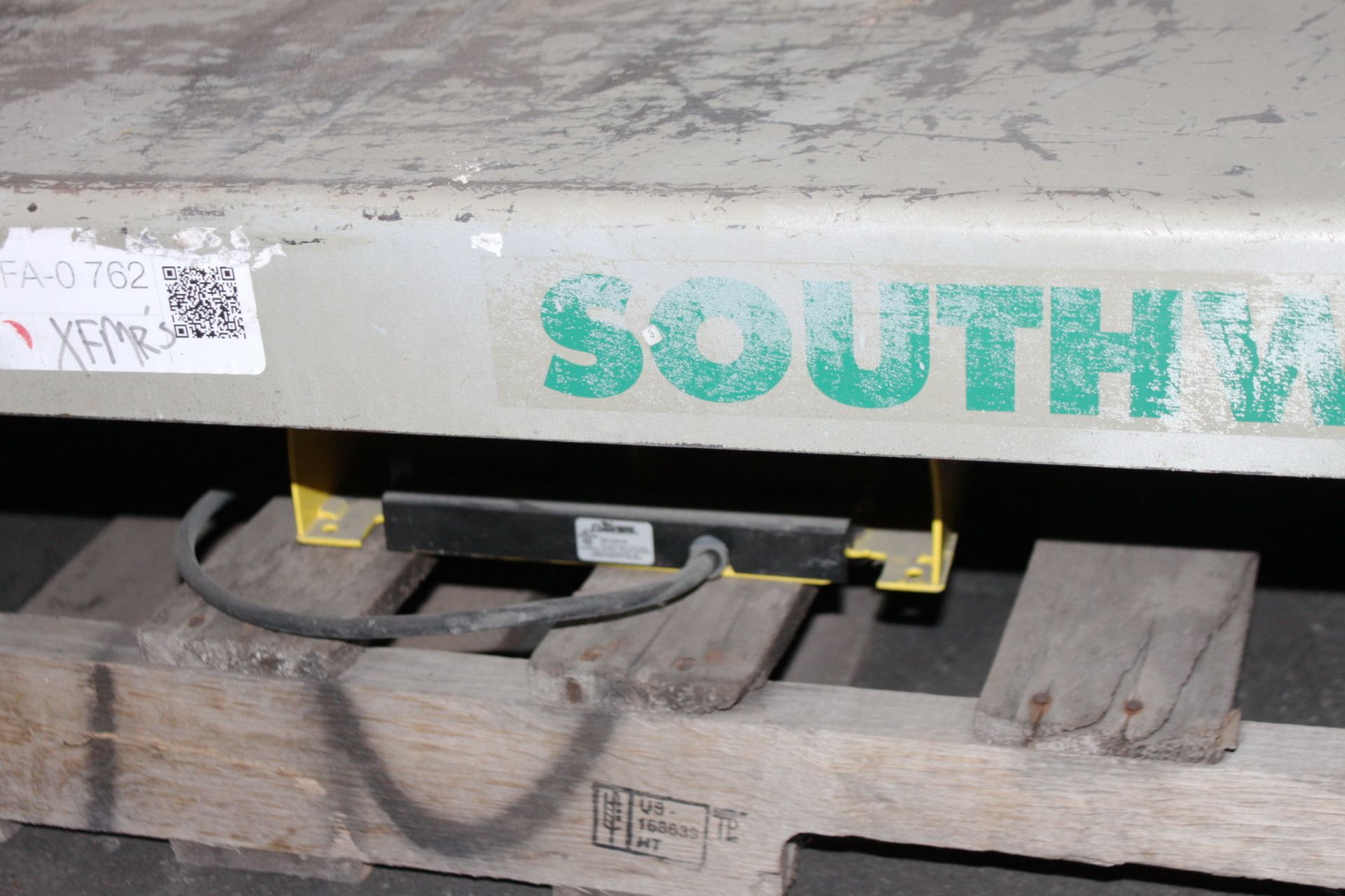 Southworth Hydraulic Lift Table 2,000 Lbs. x 48'' x 48''. LOADING FEE FOR THIS LOT: $25 - Image 5 of 7