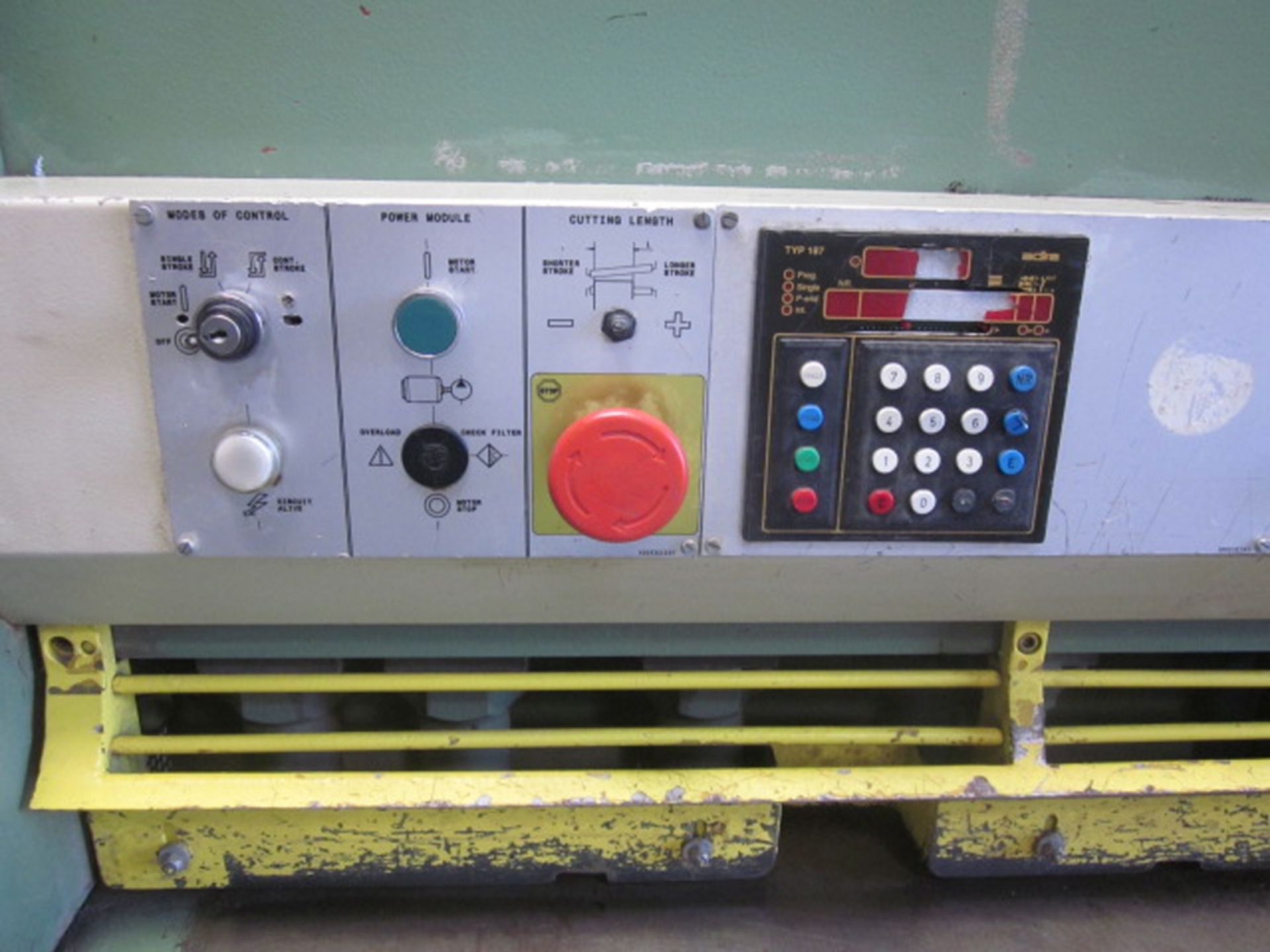 Adira Hydraulic Power Shear 1/4'' x 10'. LOADING FEE FOR THIS LOT: $800 - Image 4 of 12