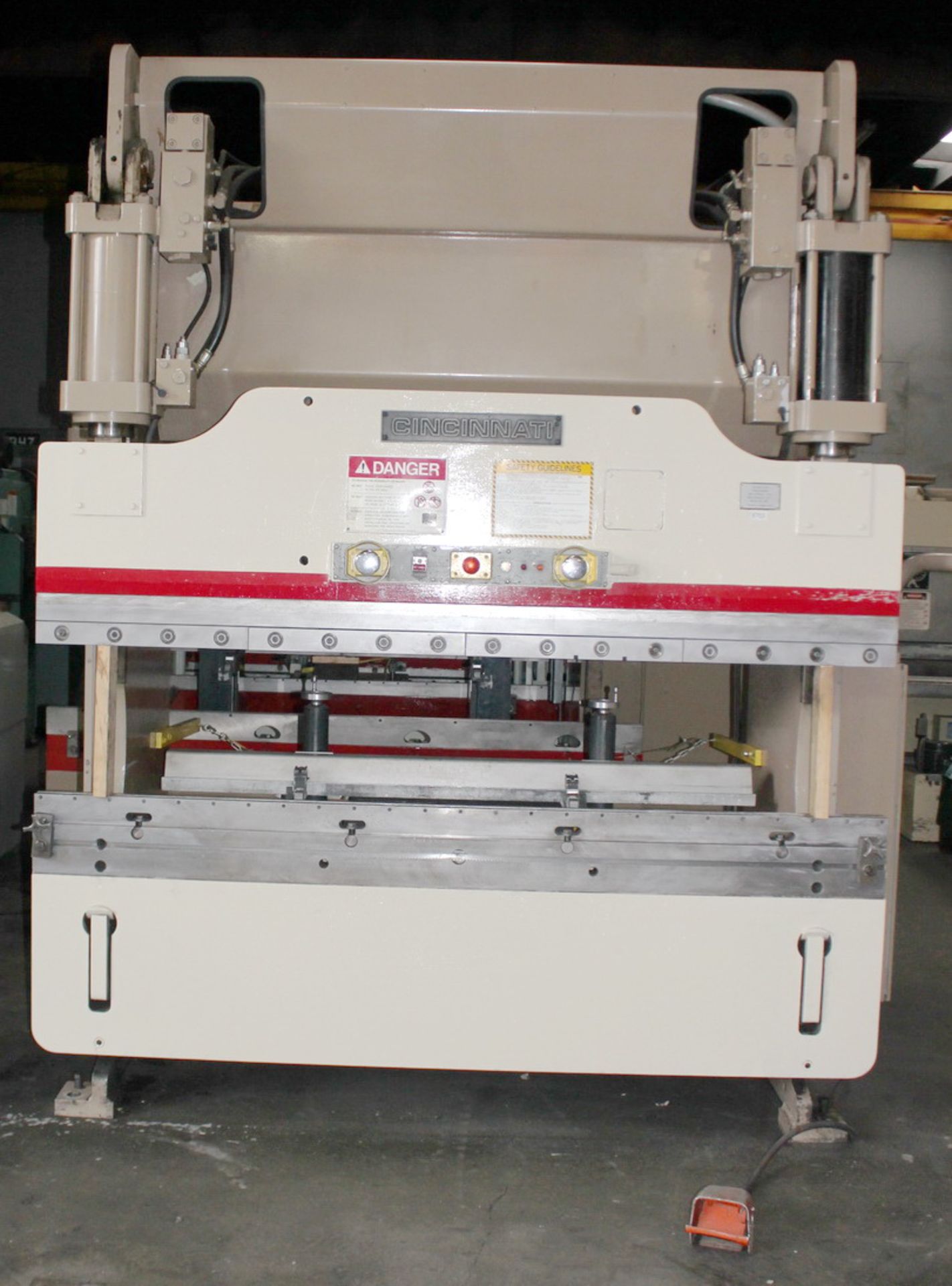 Cincinnati CNC Hydraulic Press Brake 90 Ton x 8'. LOADING FEE FOR THIS LOT: $950 - Image 2 of 19