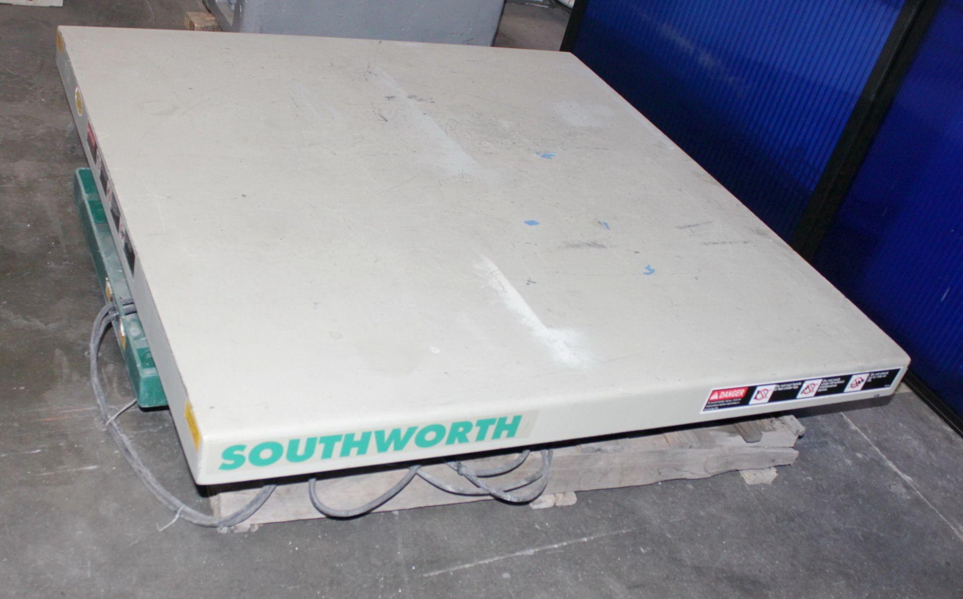 Southworth Hydraulic Lift Table 2,000 Lbs. x 48'' x 48''. LOADING FEE FOR THIS LOT: $25 - Image 2 of 6