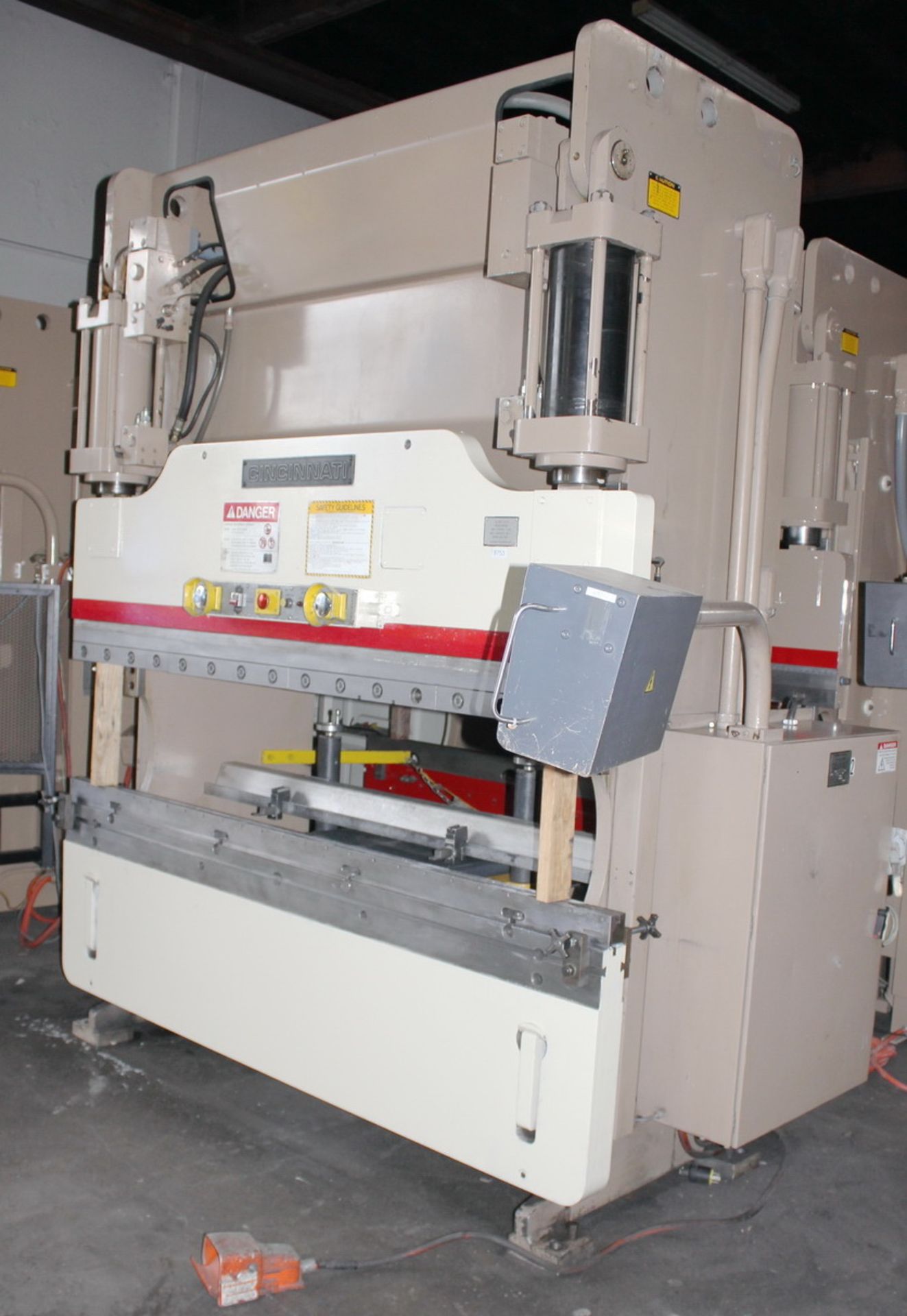 Cincinnati CNC Hydraulic Press Brake 90 Ton x 8'. LOADING FEE FOR THIS LOT: $950 - Image 3 of 19