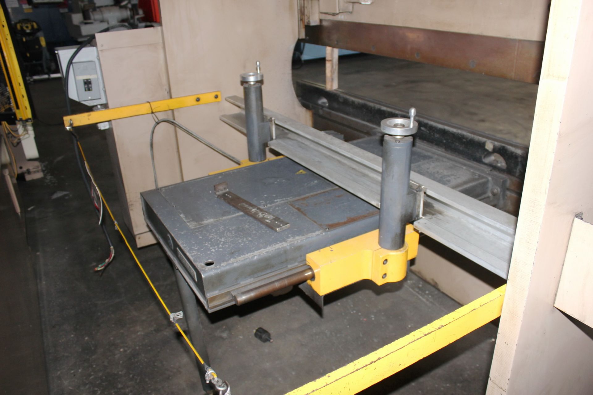 Cincinnati CNC Hydraulic Press Brake 90 Ton x 8'. LOADING FEE FOR THIS LOT: $950 - Image 4 of 19